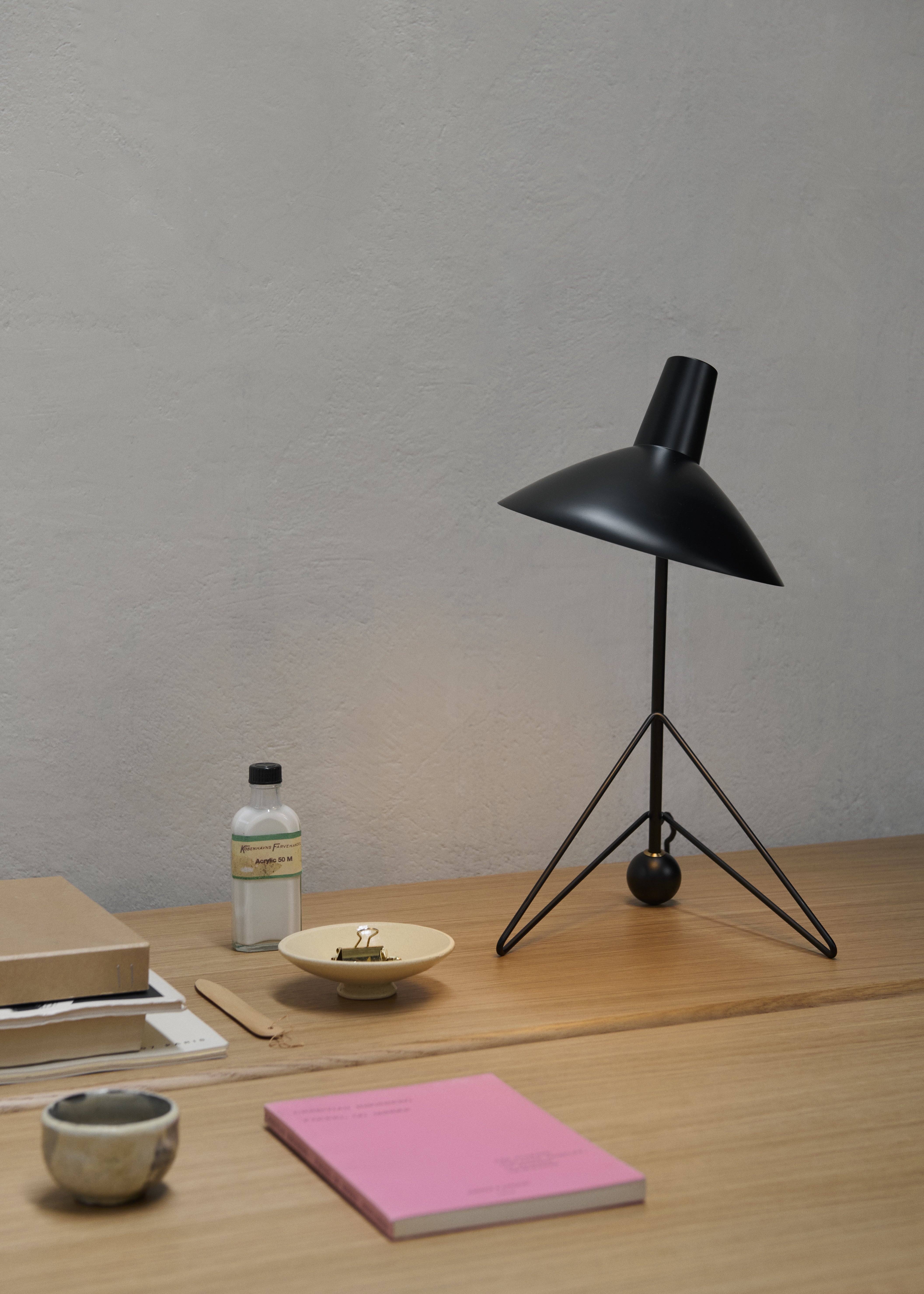 Lampa stołowa TRIPOD HM9 czarny