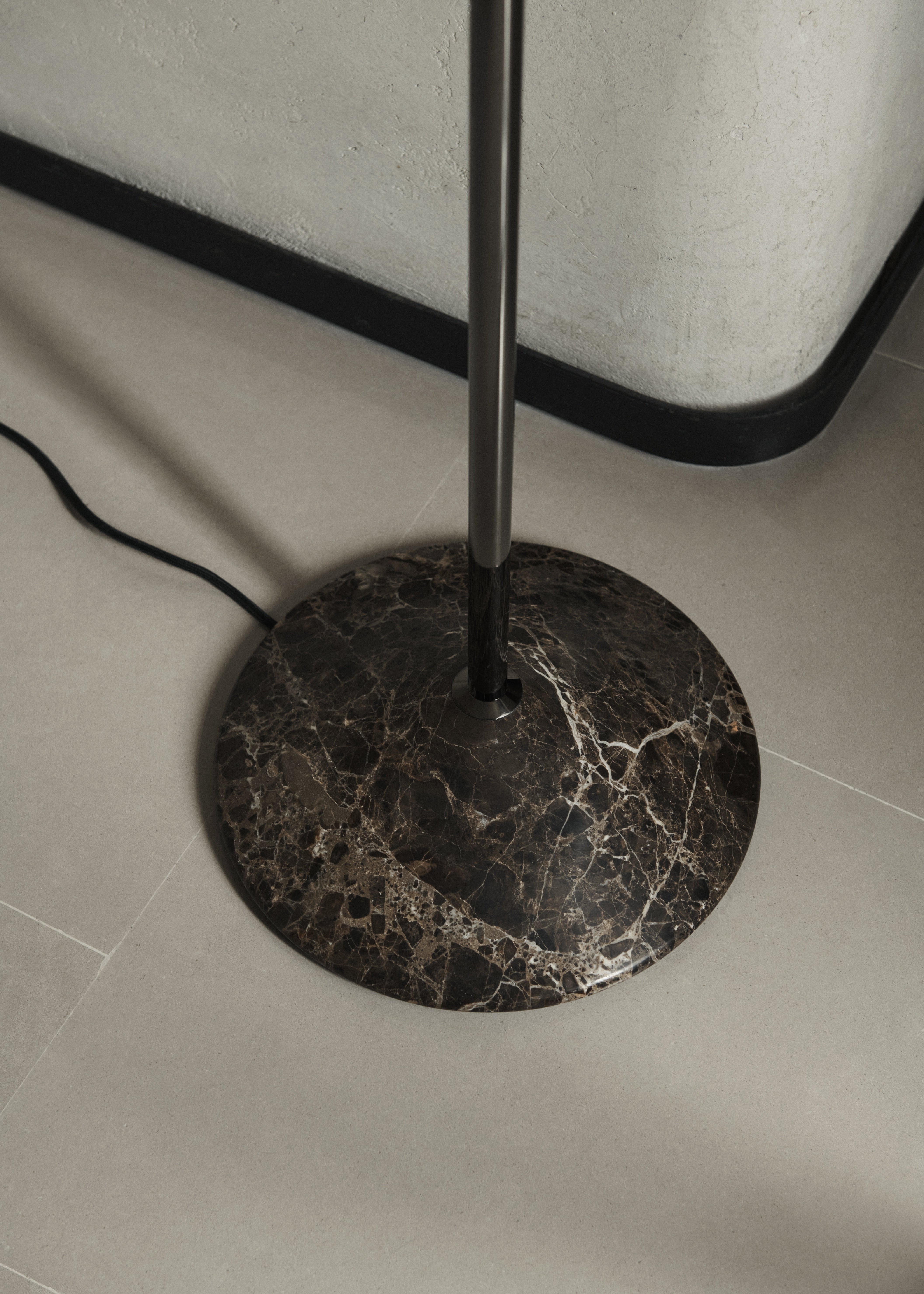 Lampa podłogowa GIO LN28 chromowany z brązową marmurową podstawą