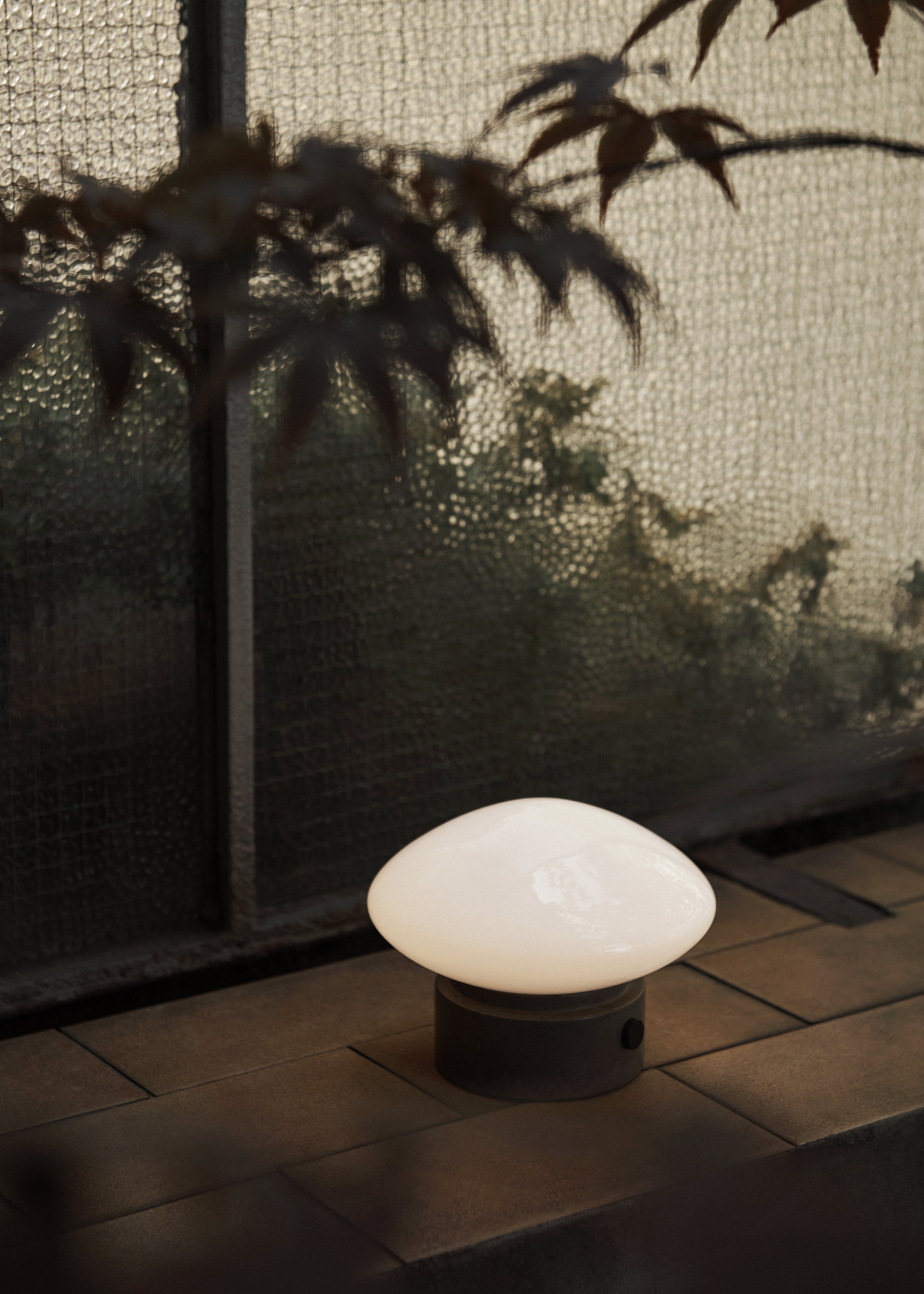 Lampa przenośna MIST AP21 szklany klosz z szarą marmurową podstawą