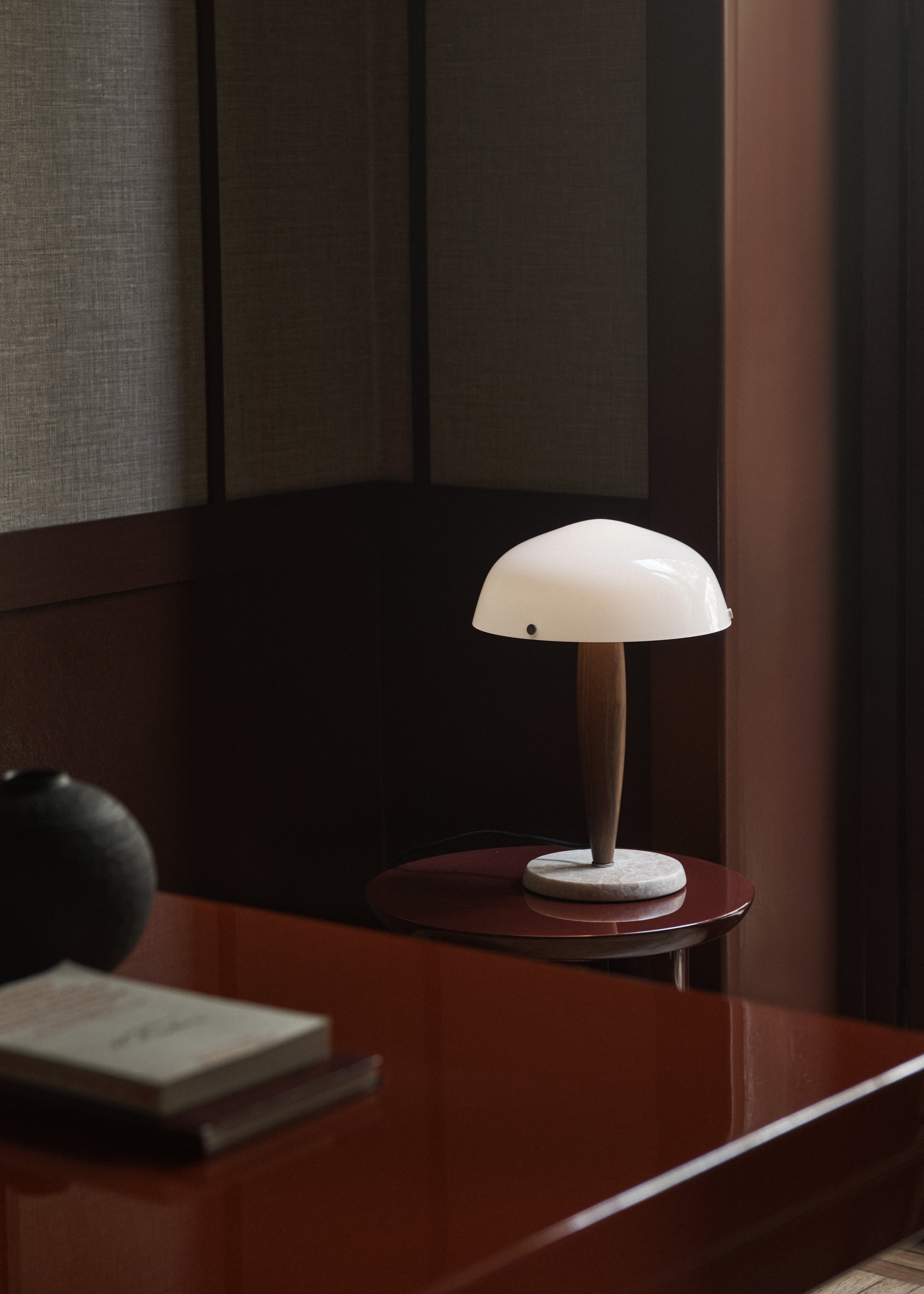 Lampa stołowa HERMAN SHY3 opalowe szkło z orzechowym drewnem i kremową marmurową podstawą