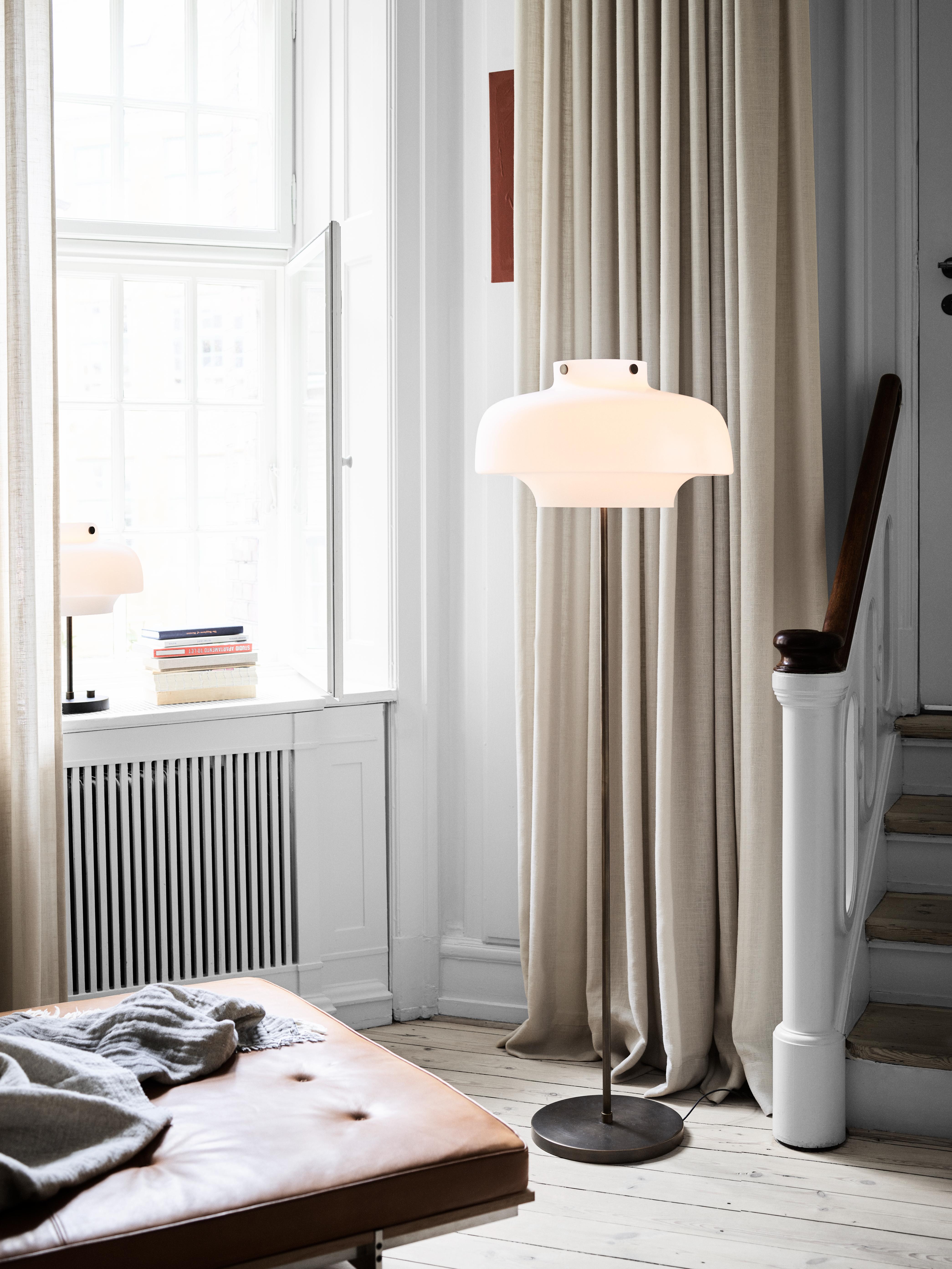 Lampa podłogowa COPENHAGEN SC14 opalowy klosz z brązowioną mosiężną podstawą