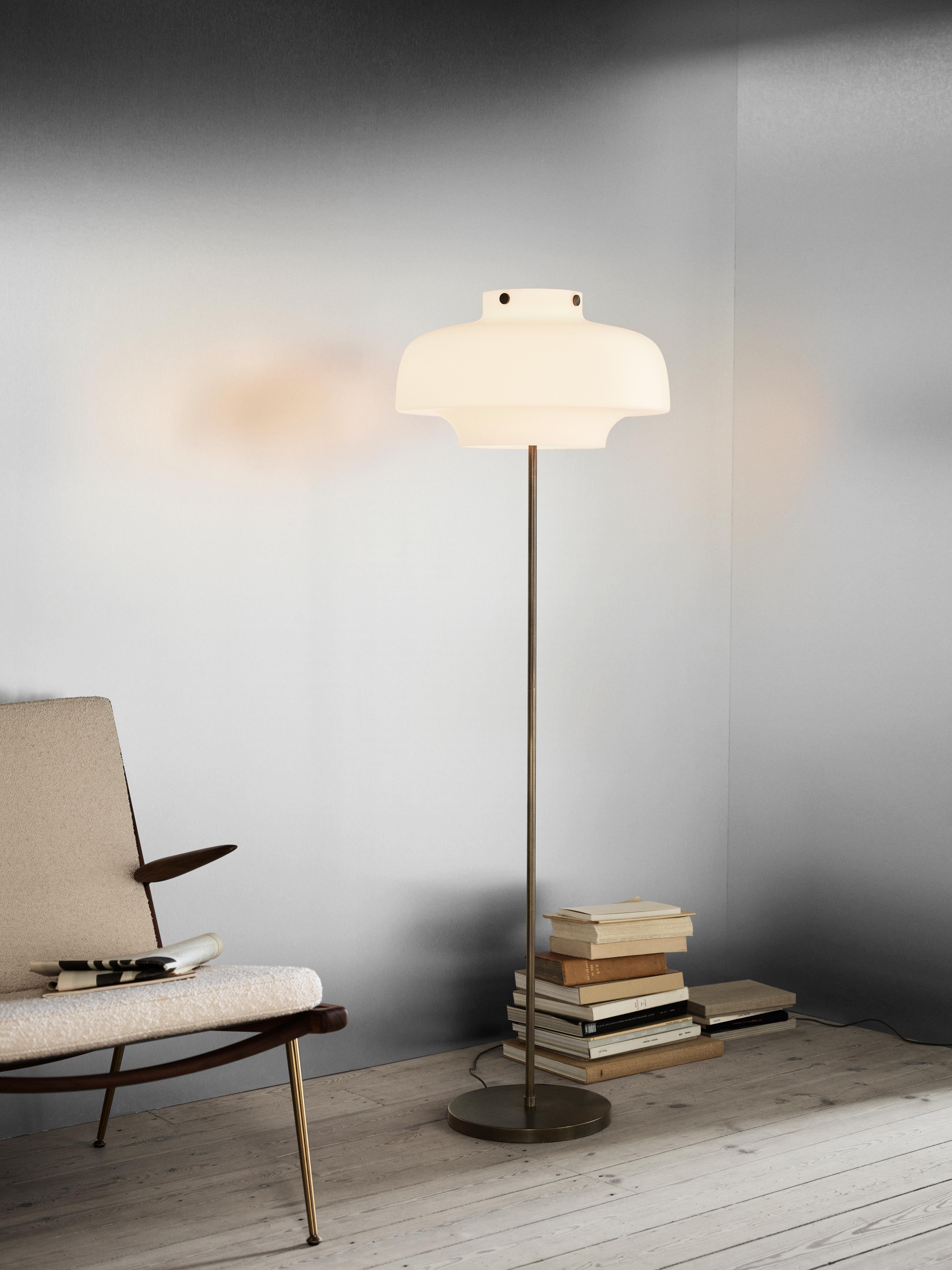 Lampa podłogowa COPENHAGEN SC14 opalowy klosz z brązowioną mosiężną podstawą