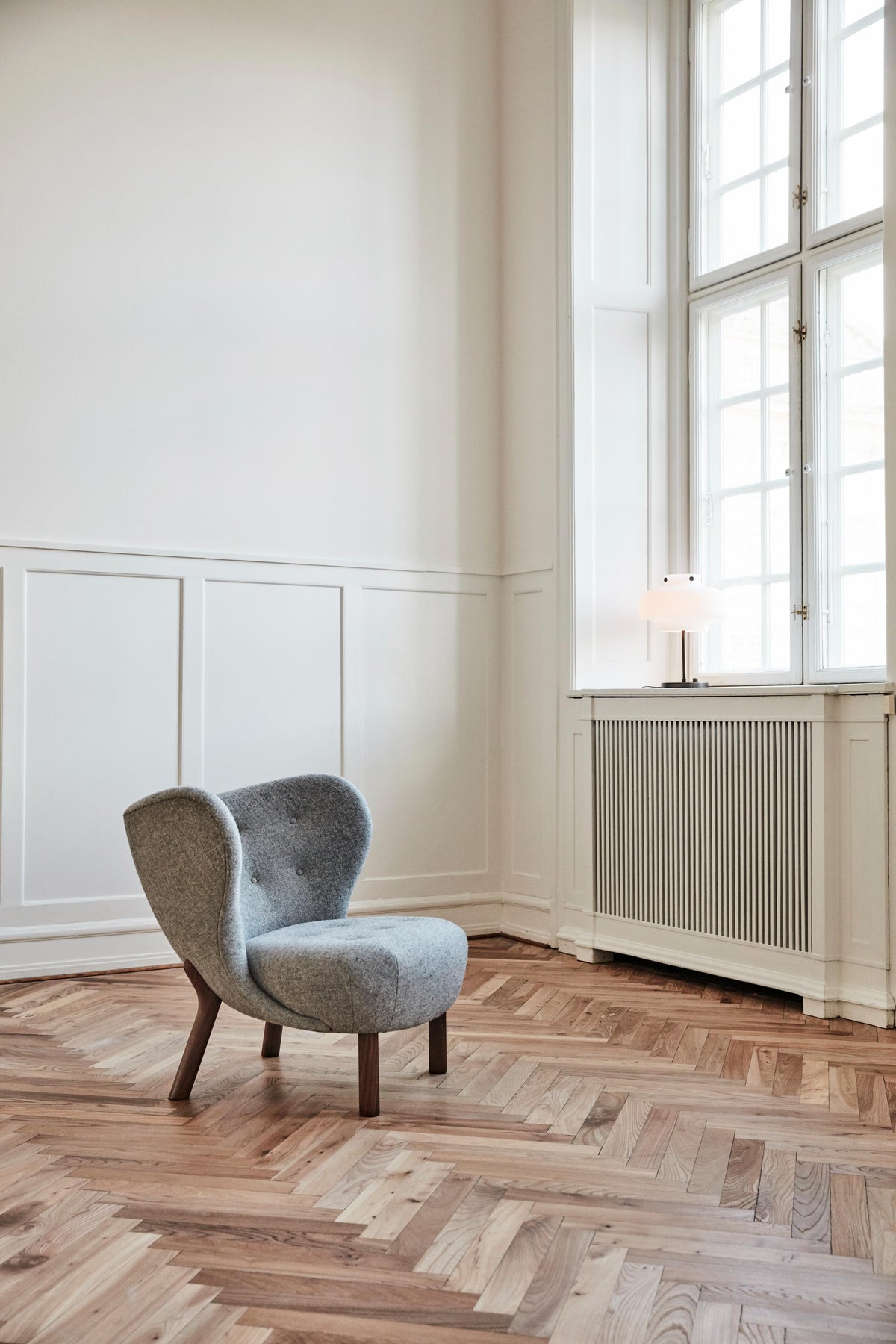 Lampa stołowa COPENHAGEN SC13 opalowy klosz z brązowioną mosiężną podstawą