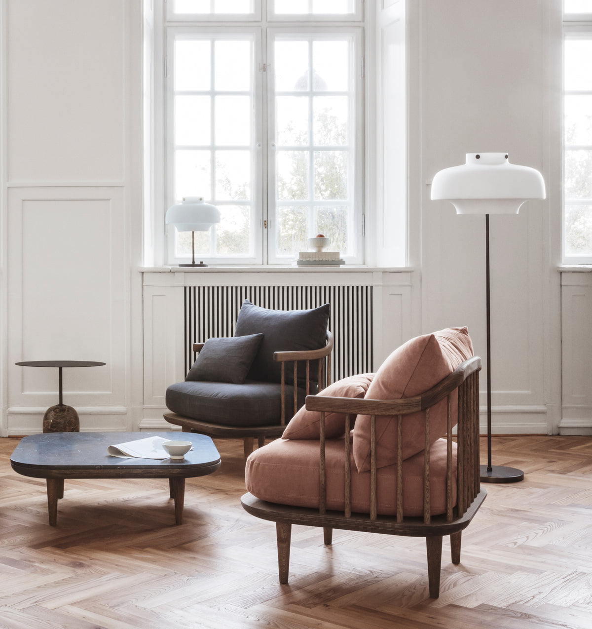 Lampa podłogowa COPENHAGEN SC14 opalowy klosz z brązowioną mosiężną podstawą