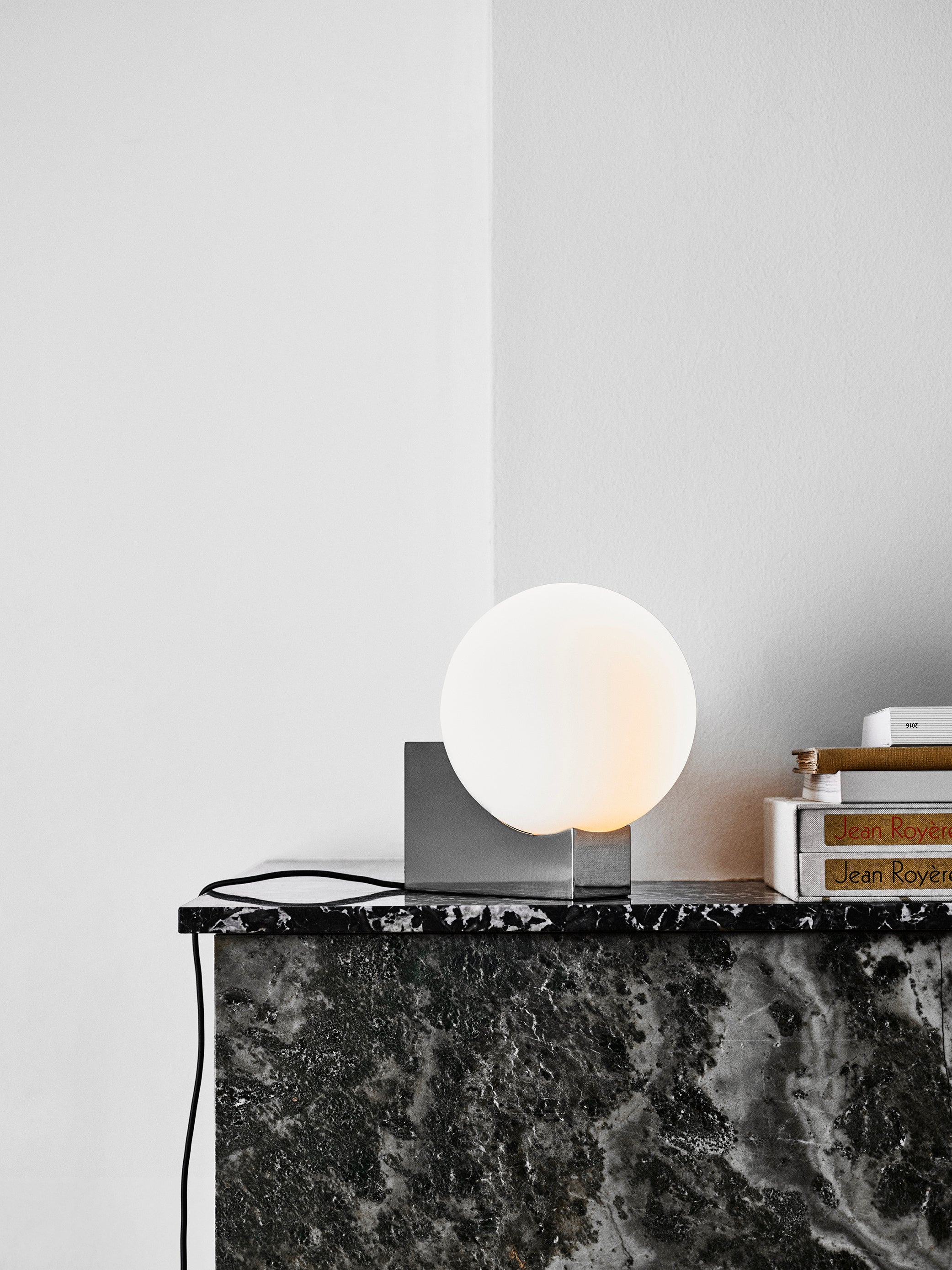 Lampa stołowa JOURNEY SH1 mleczny klosz z szarą podstawą