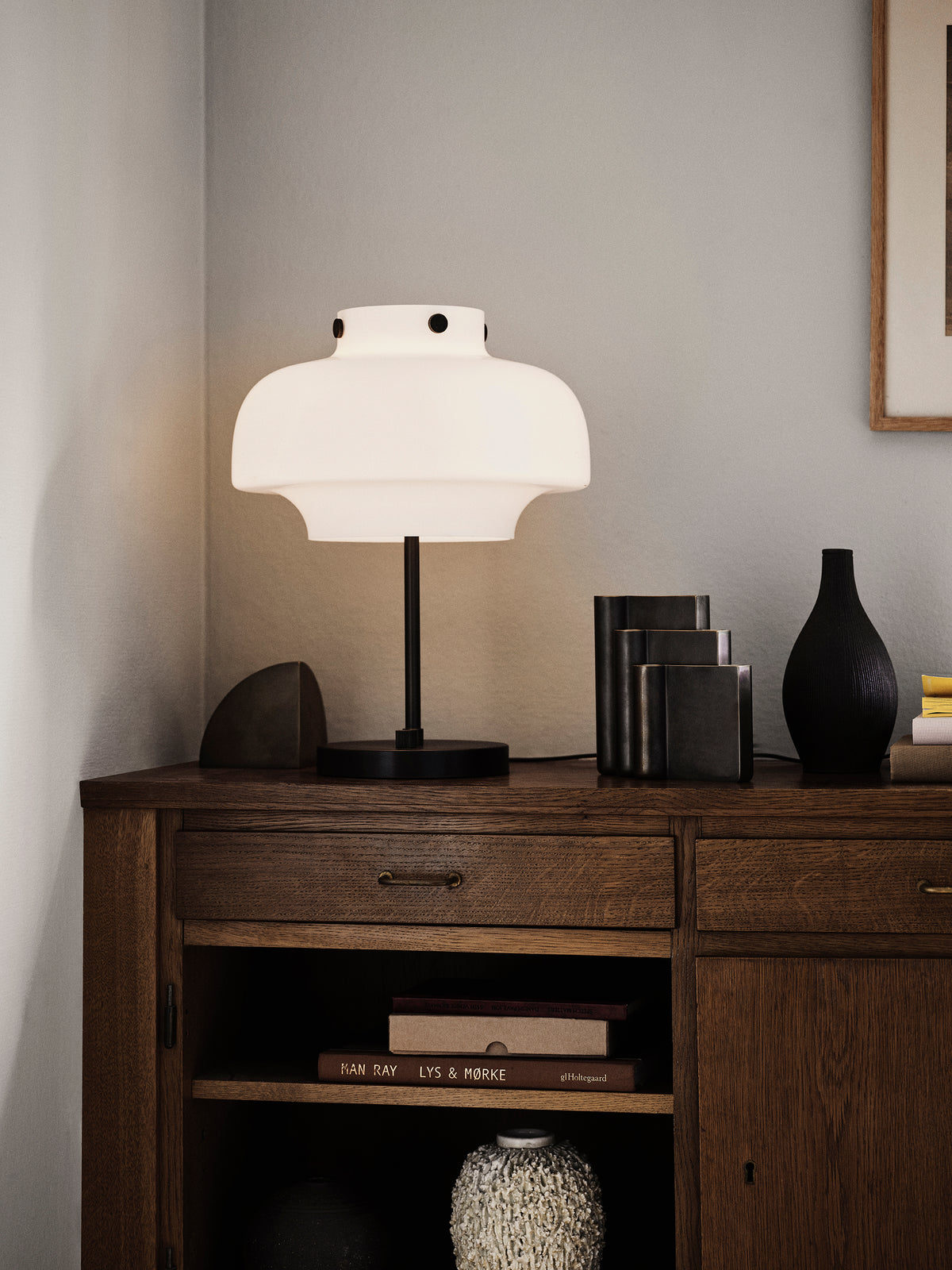 Lampa stołowa COPENHAGEN SC13 opalowy klosz z brązowioną mosiężną podstawą
