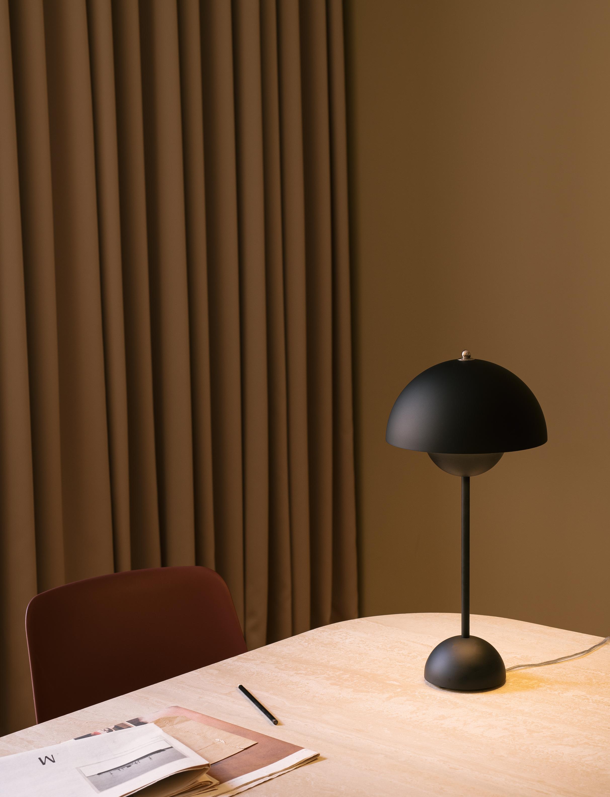 Lampa stołowa FLOWERPOT VP3 matowy biały