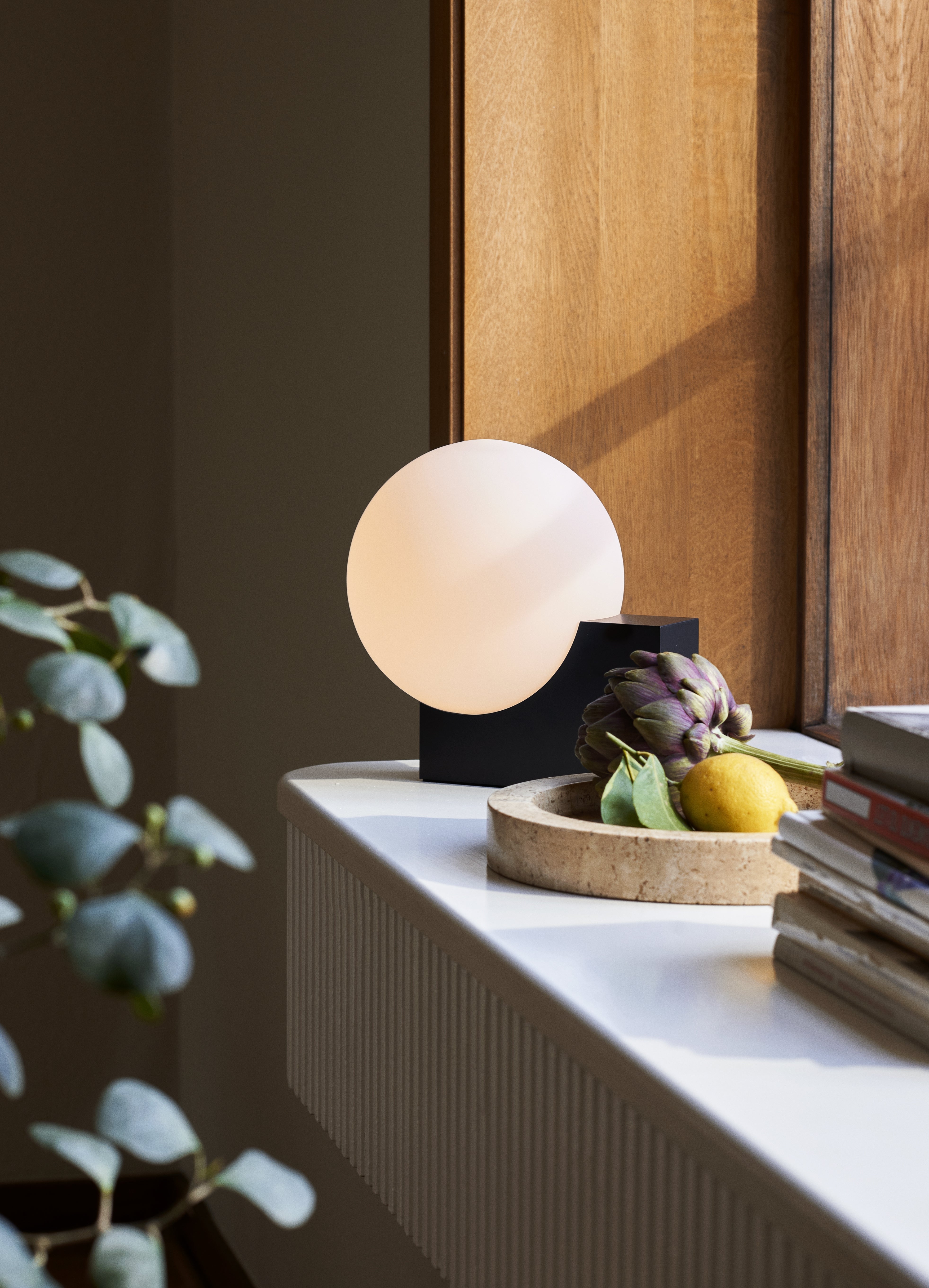 Lampa stołowa JOURNEY SH1 mleczny klosz z czarną podstawą