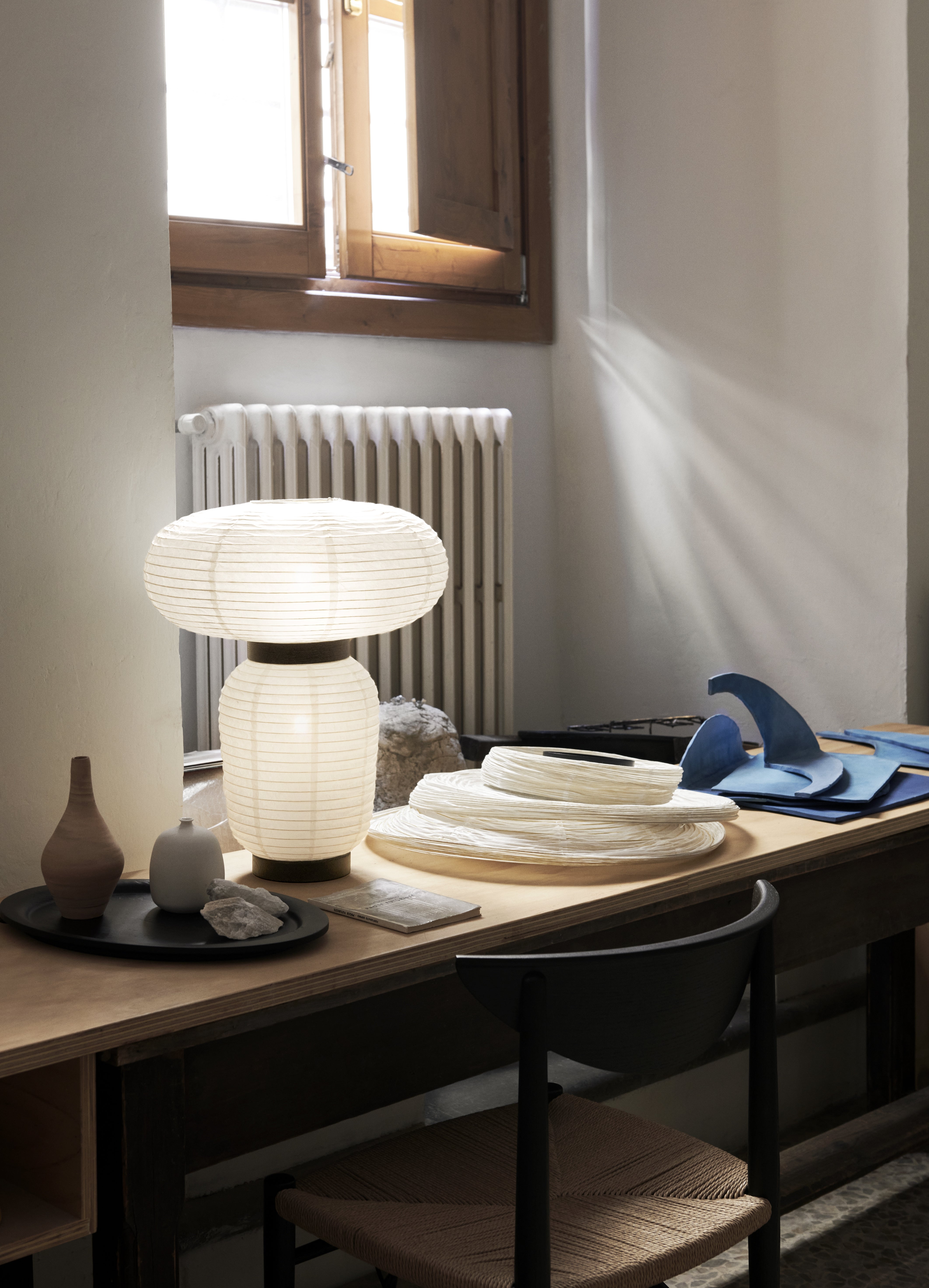 Lampa stołowa FORMAKAMI JH18 biały papierowy klosz z czarnym dębowym wykończeniem