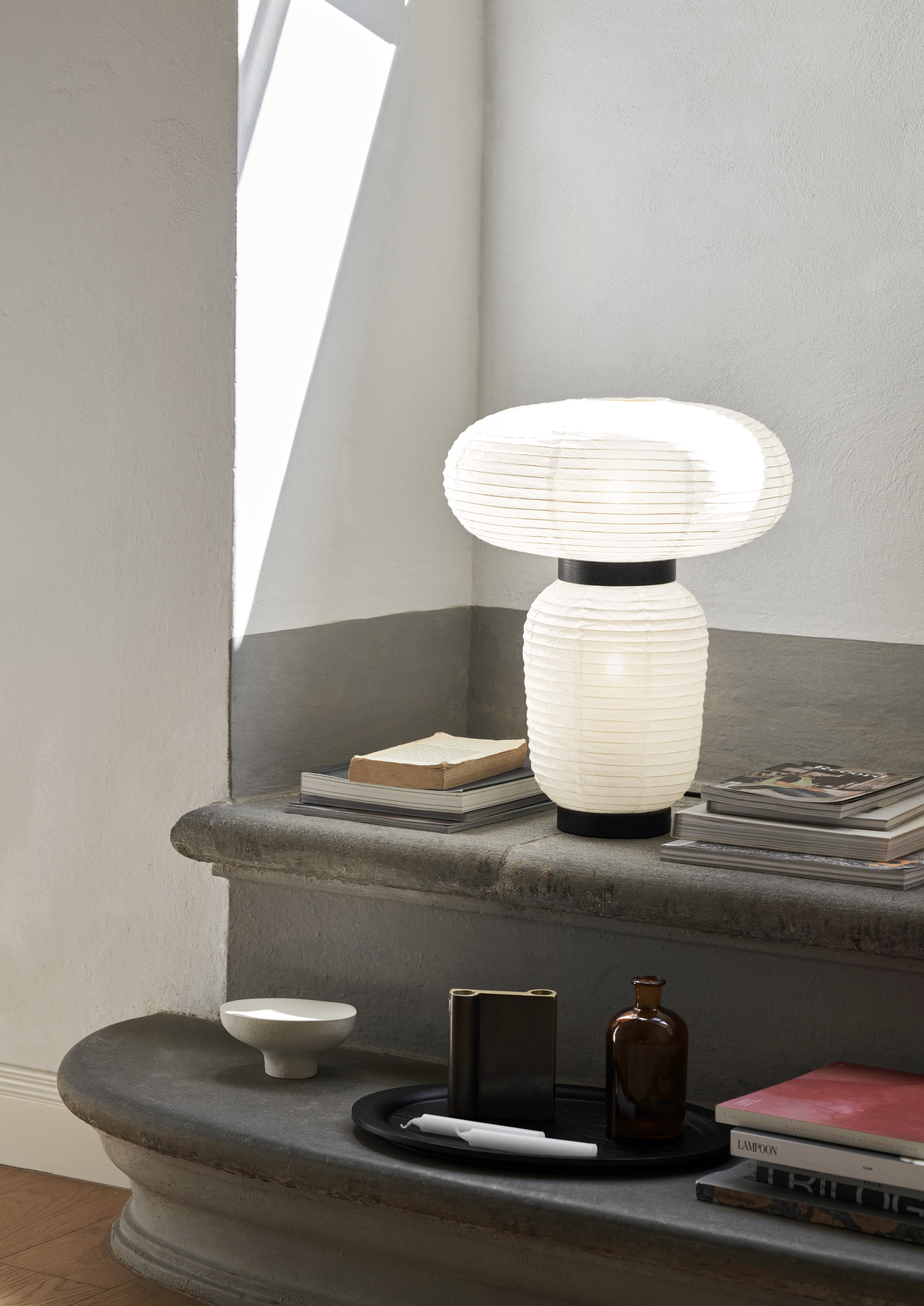Lampa stołowa FORMAKAMI JH18 biały papierowy klosz z czarnym dębowym wykończeniem