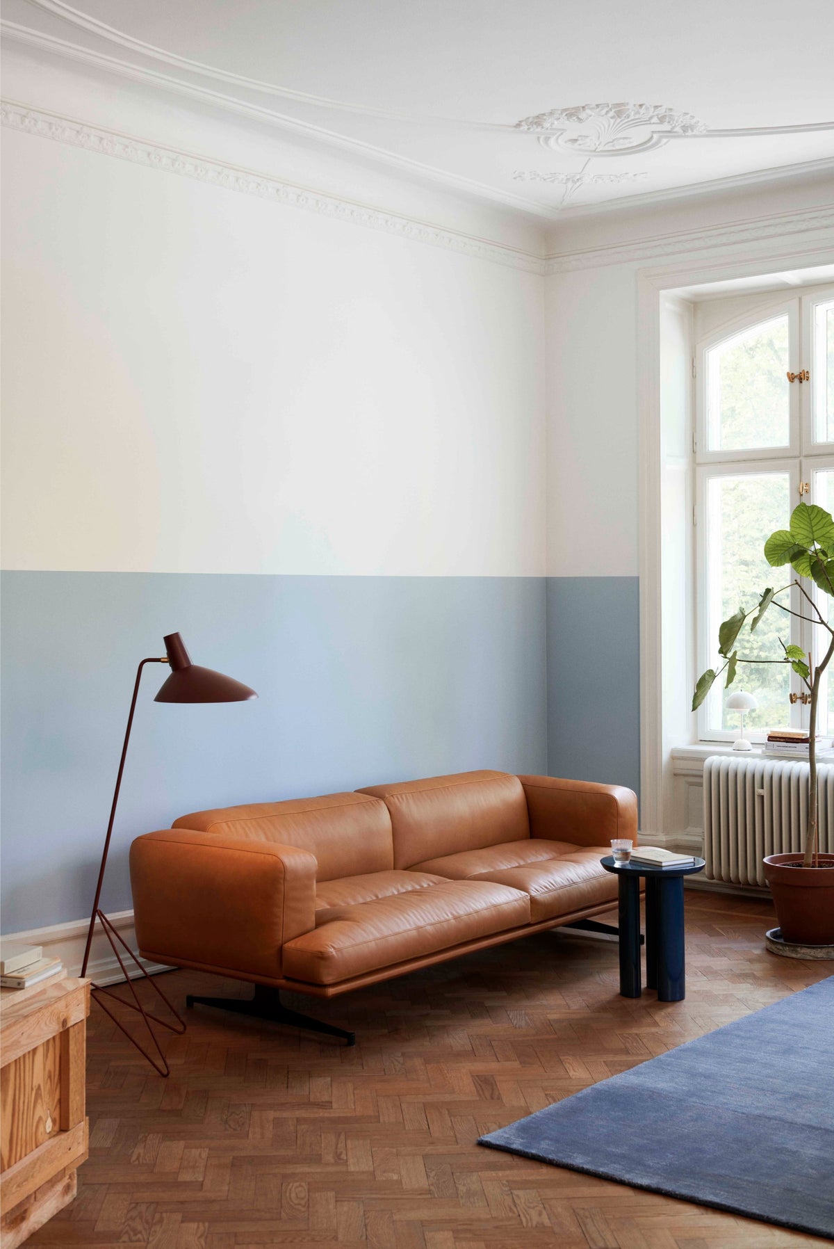 Sofa 3-osobowa INLAND AV23 tapicerowana z czarną podstawą