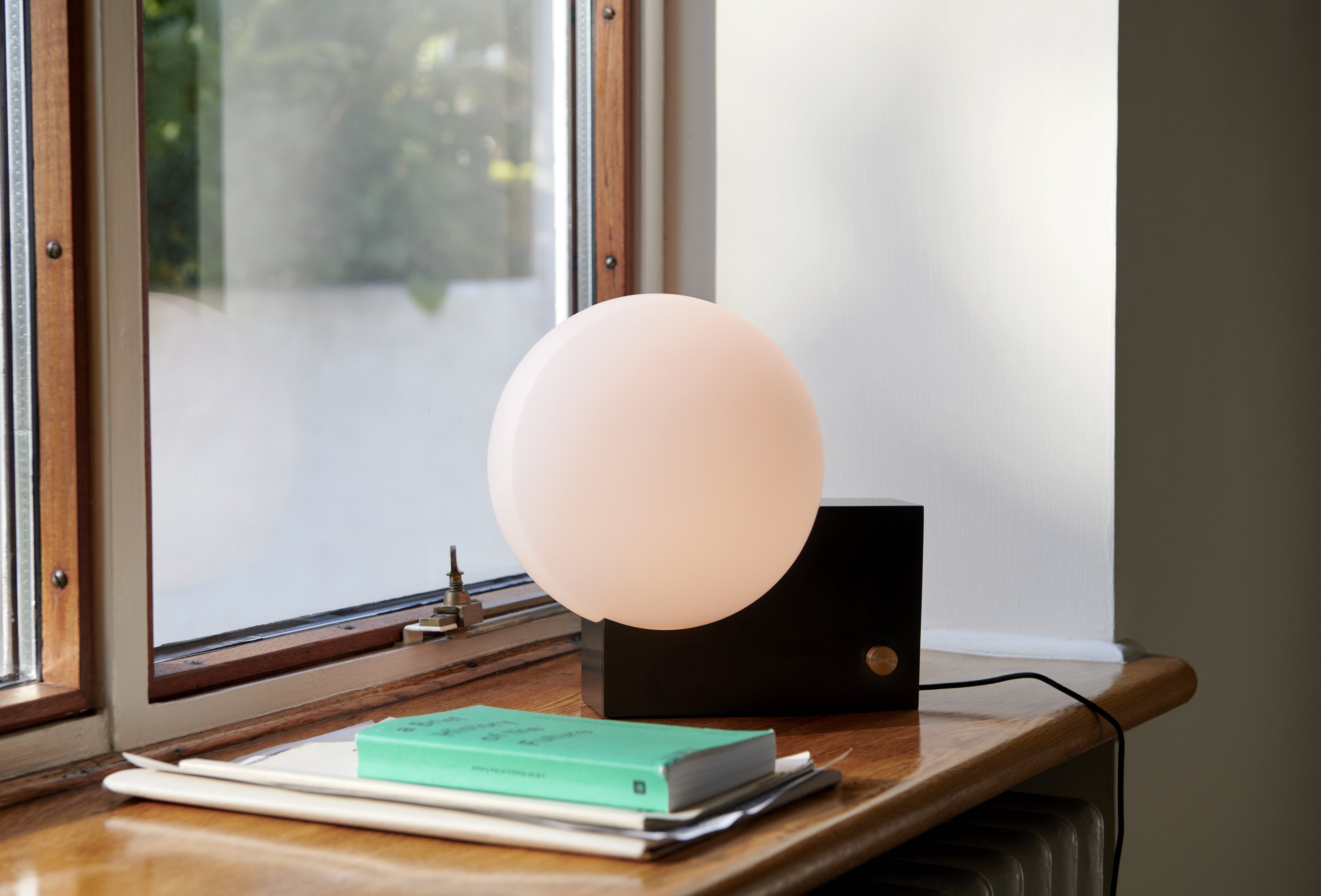 Lampa stołowa JOURNEY SH1 mleczny klosz z czarną podstawą