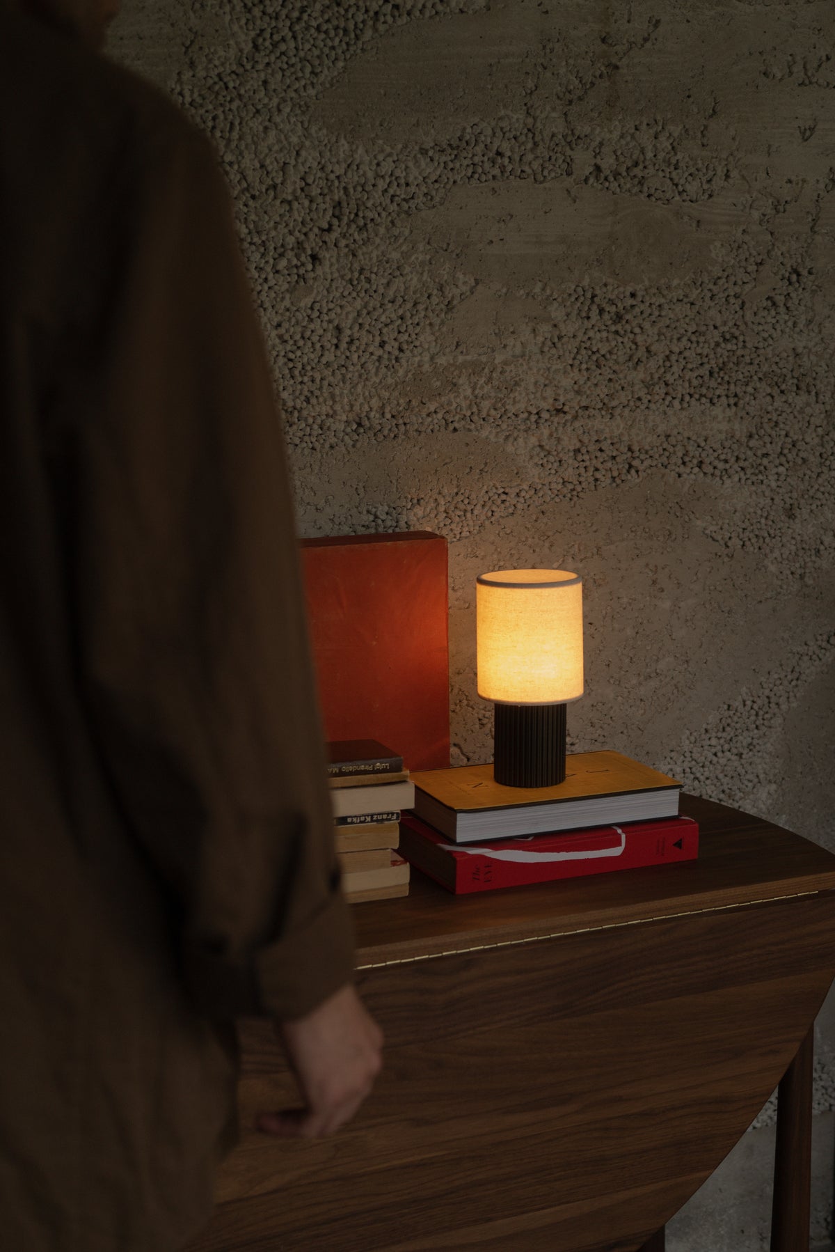 Lampa przenośna MANHATTAN materiałowy klosz z brązową podstawą