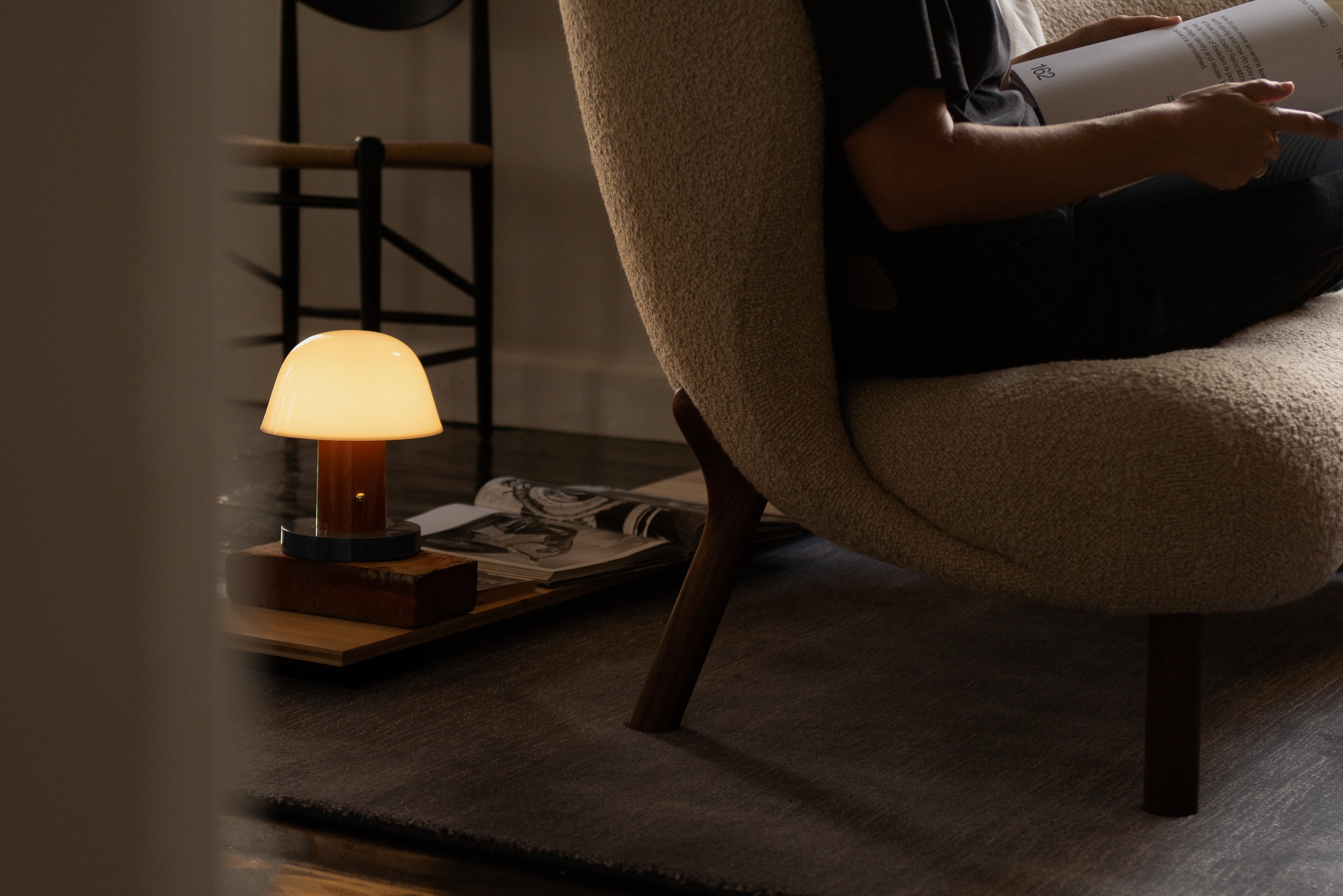 Lampa przenośna SETAGO JH27 kremowy klosz z pomarańczowo-niebieską podstawą