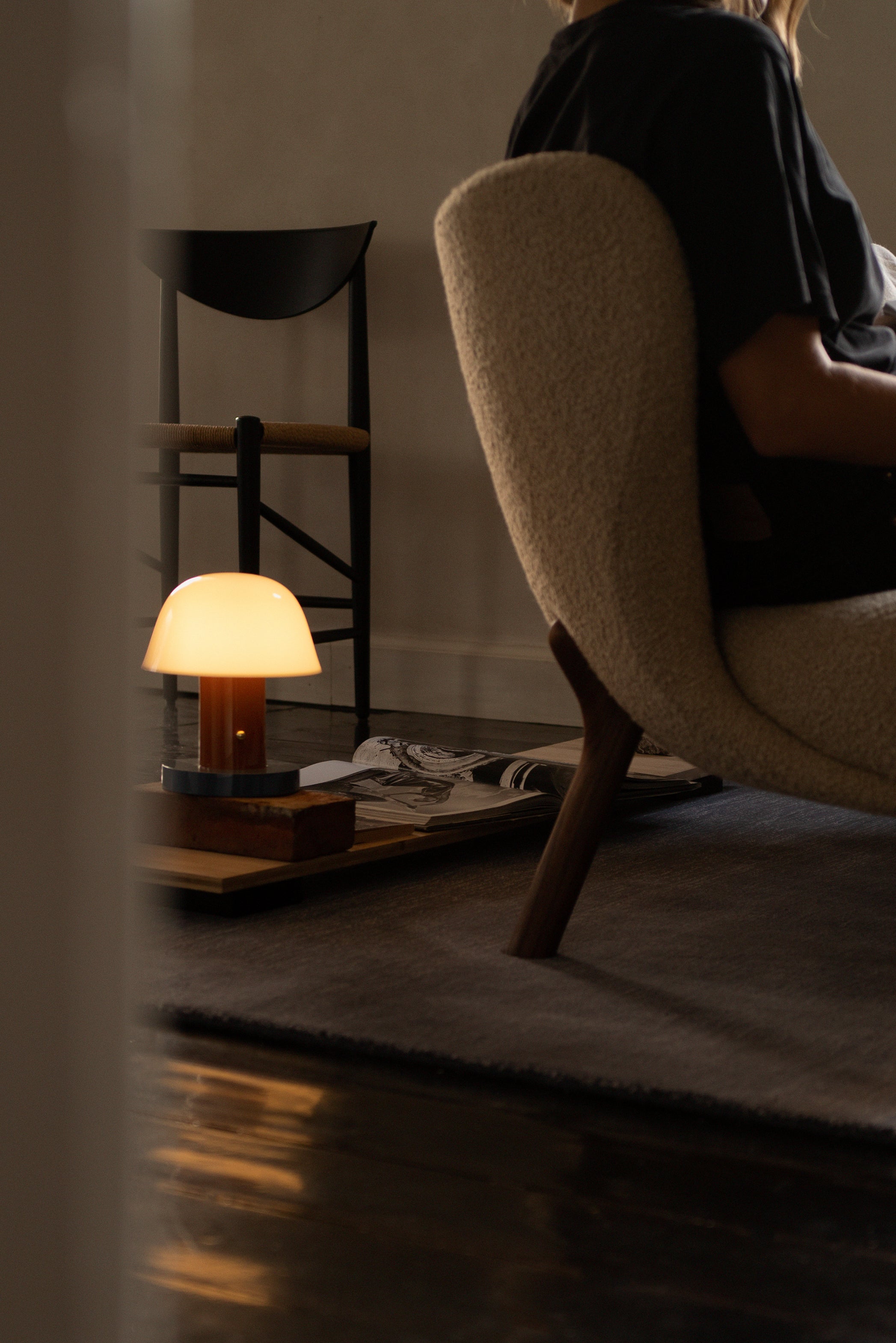 Lampa przenośna SETAGO JH27 kremowy klosz z pomarańczowo-niebieską podstawą