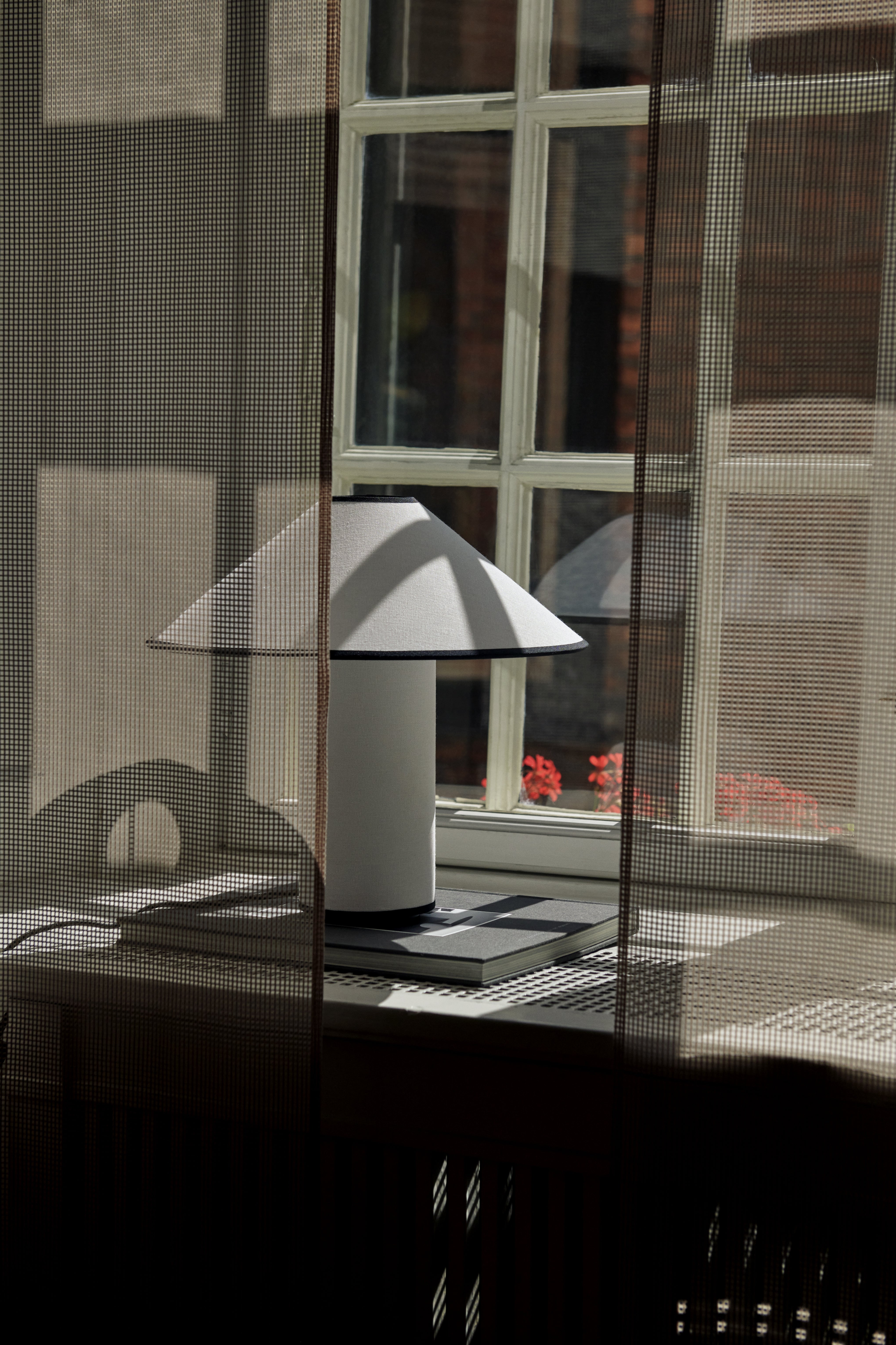 Lampa stołowa COLETTE ATD6 biały z czerwonym wykończeniem