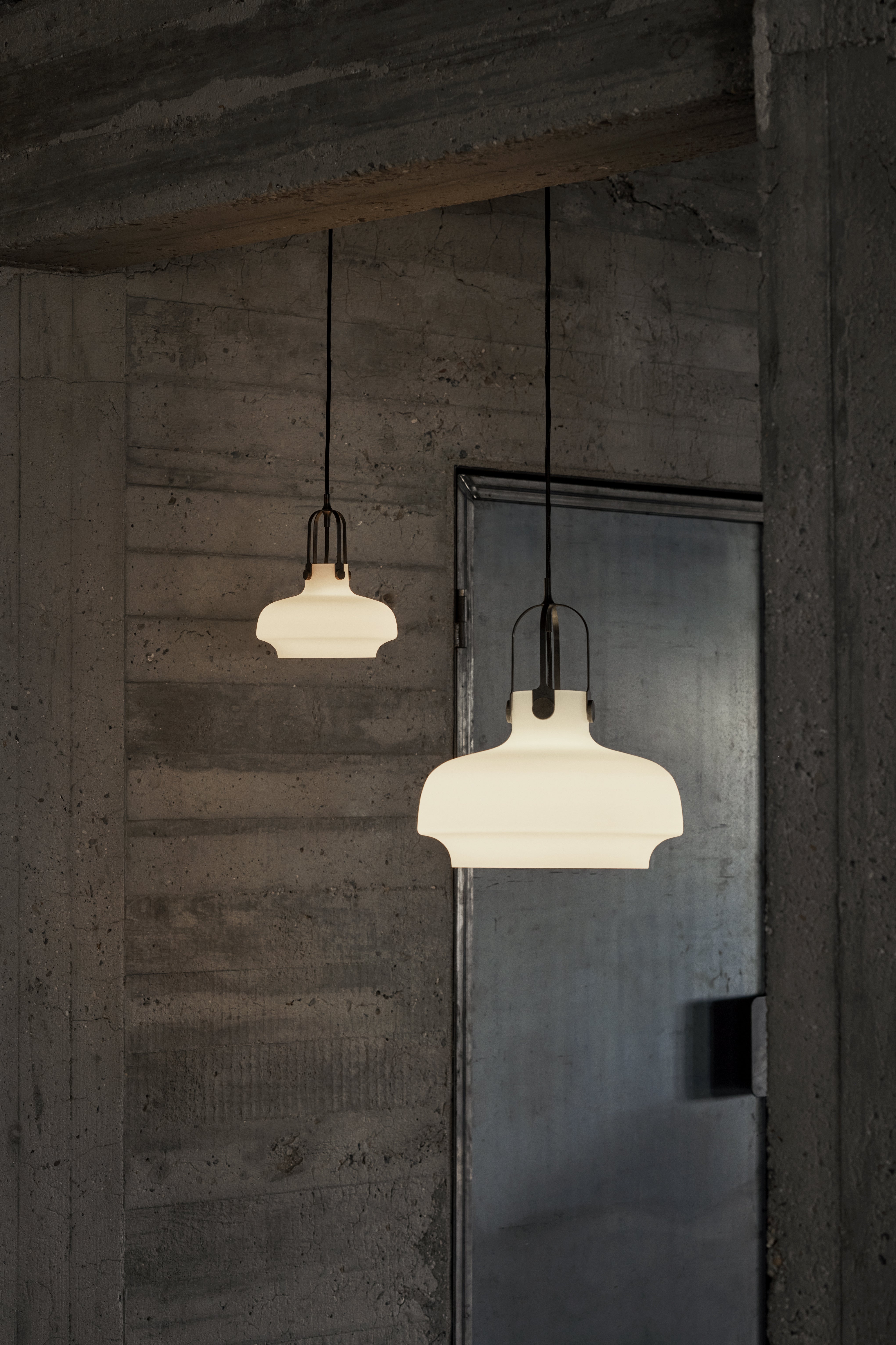 Lampa wisząca COPENHAGEN opalowy klosz z brązowym wykończeniem