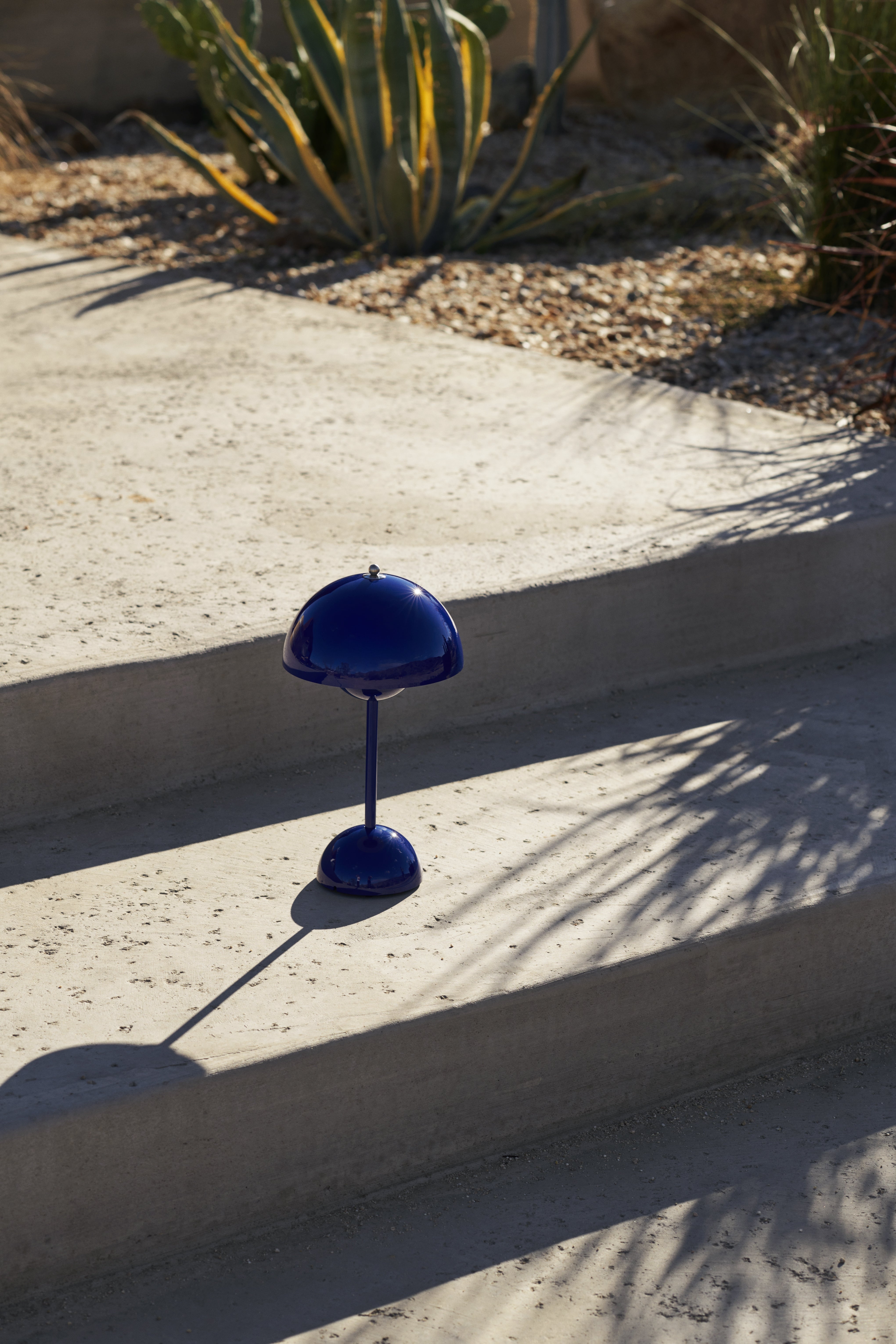 Lampa przenośna FLOWERPOT VP9 kobaltowy