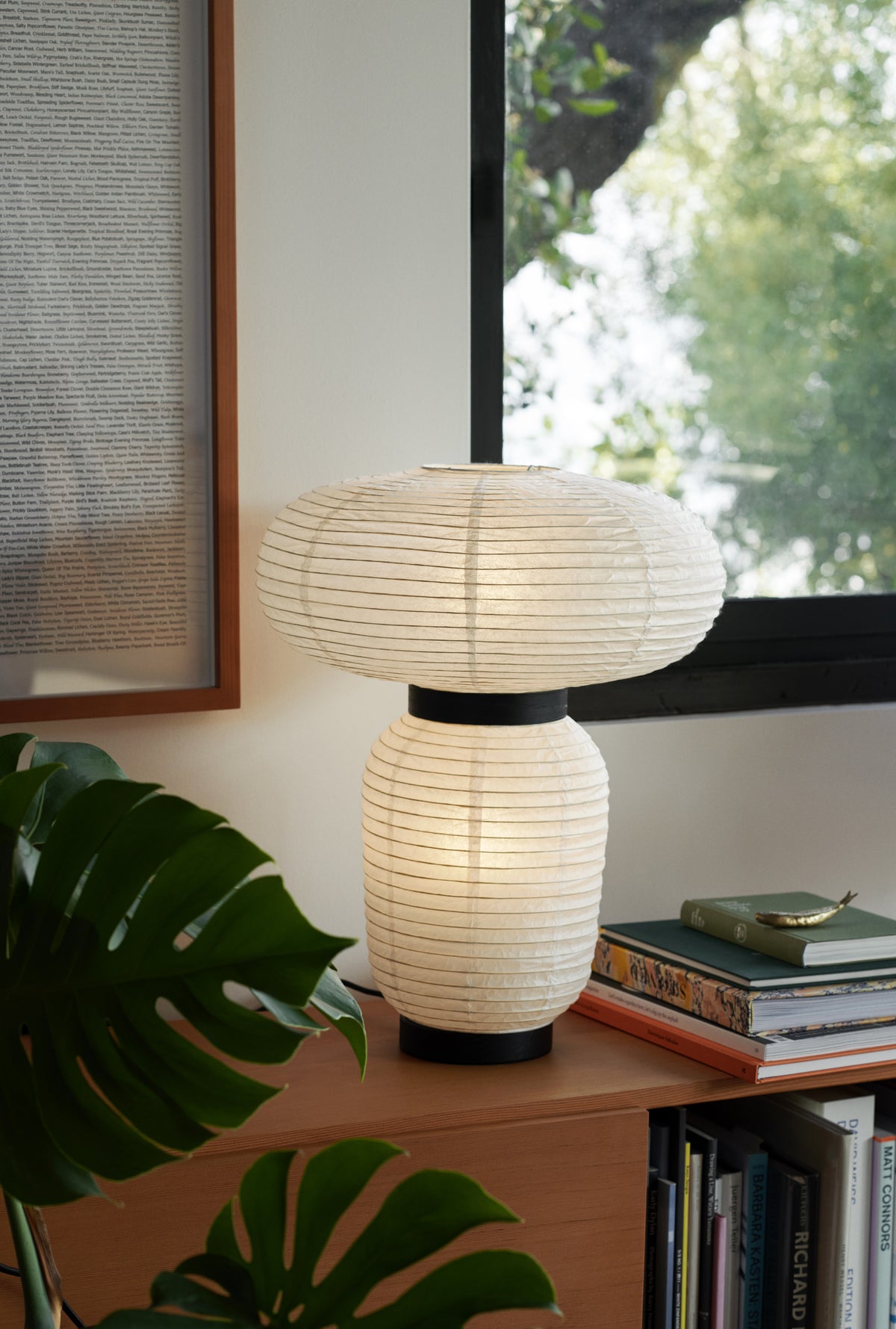 Lampa stołowa FORMAKAMI JH18 biały papierowy klosz z czarnym dębowym wykończeniem