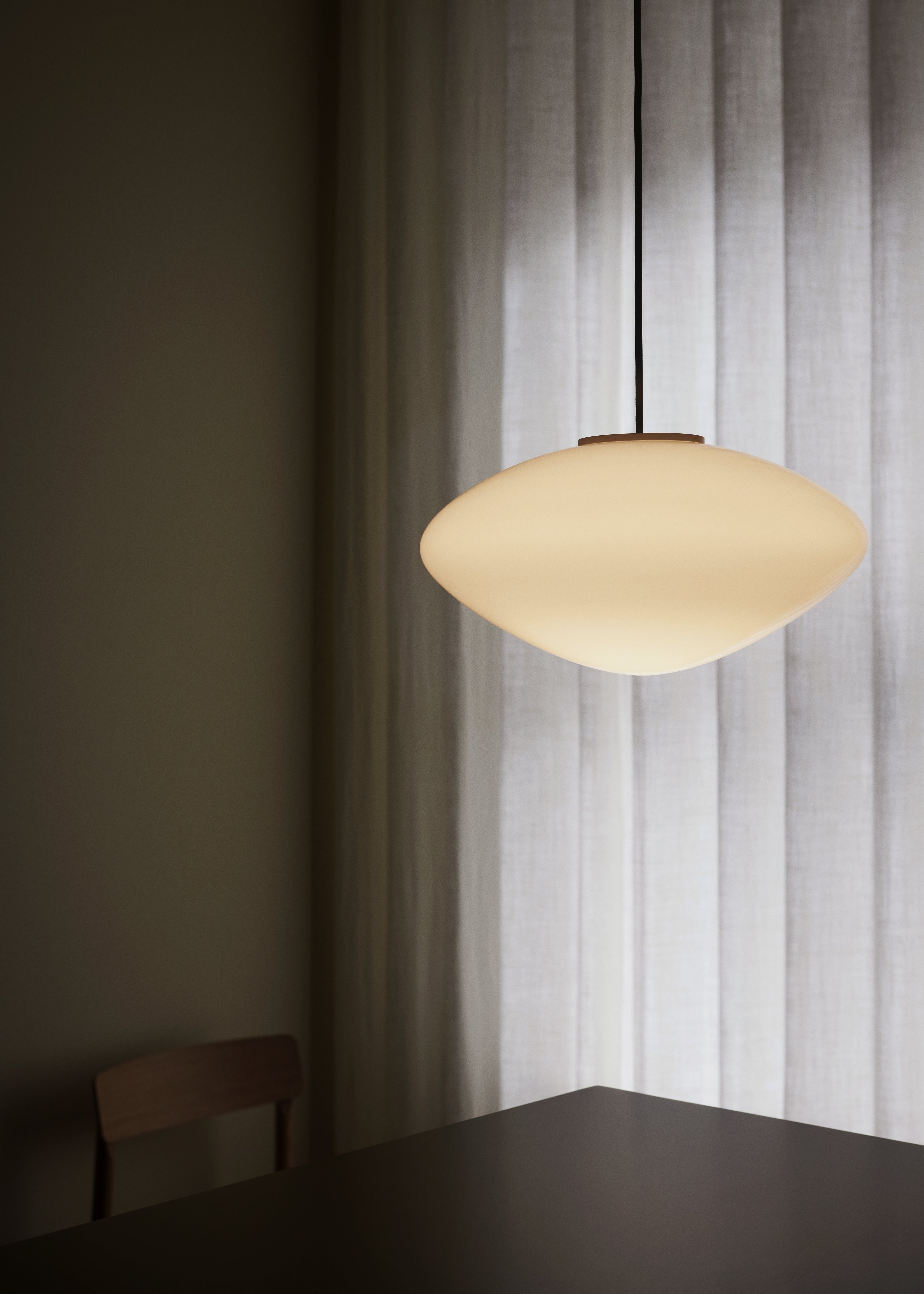 Lampa wisząca MIST opalowy klosz