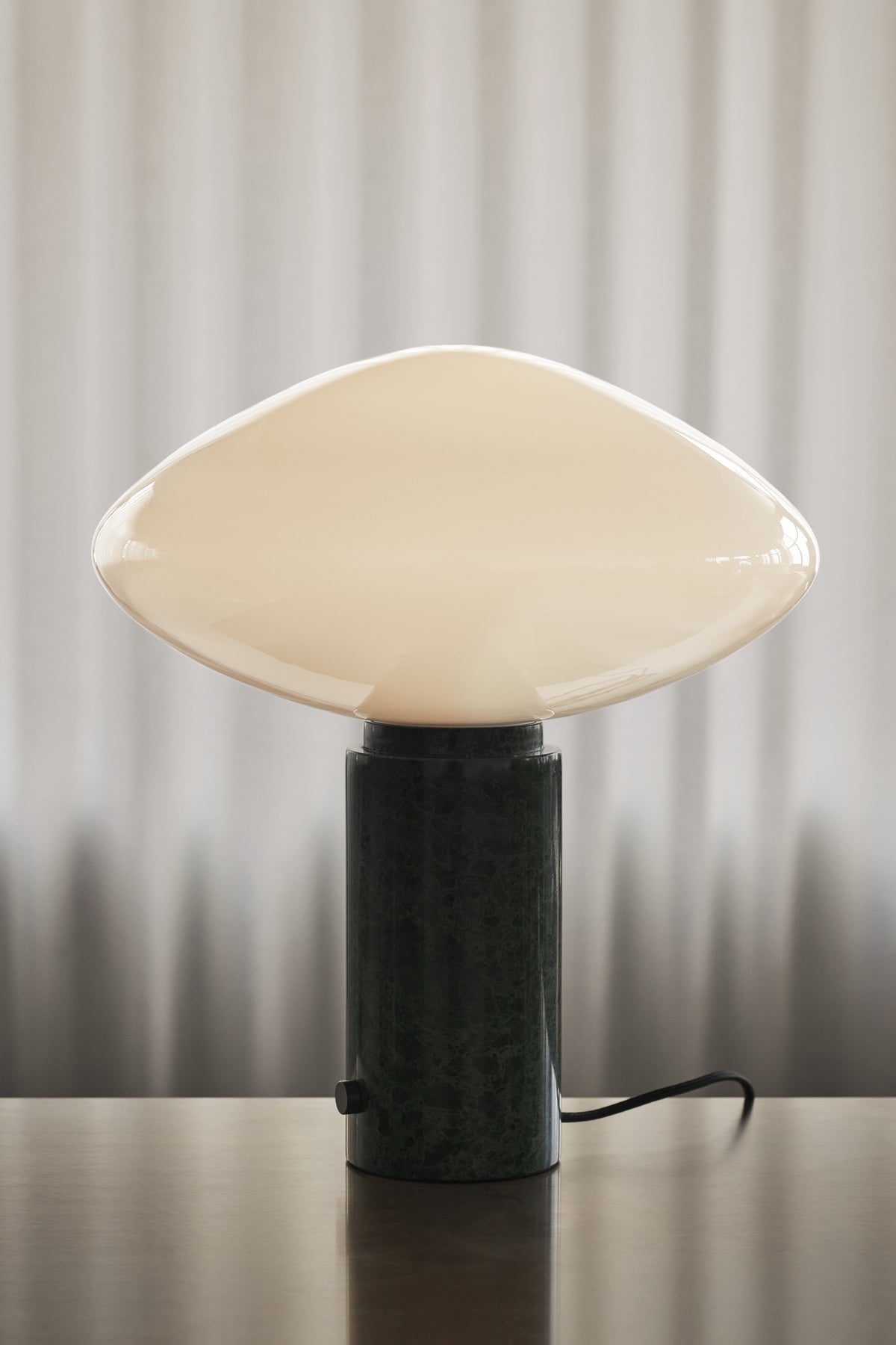 Lampa stołowa MIST AP17 szklany klosz z zieloną marmurową podstawą