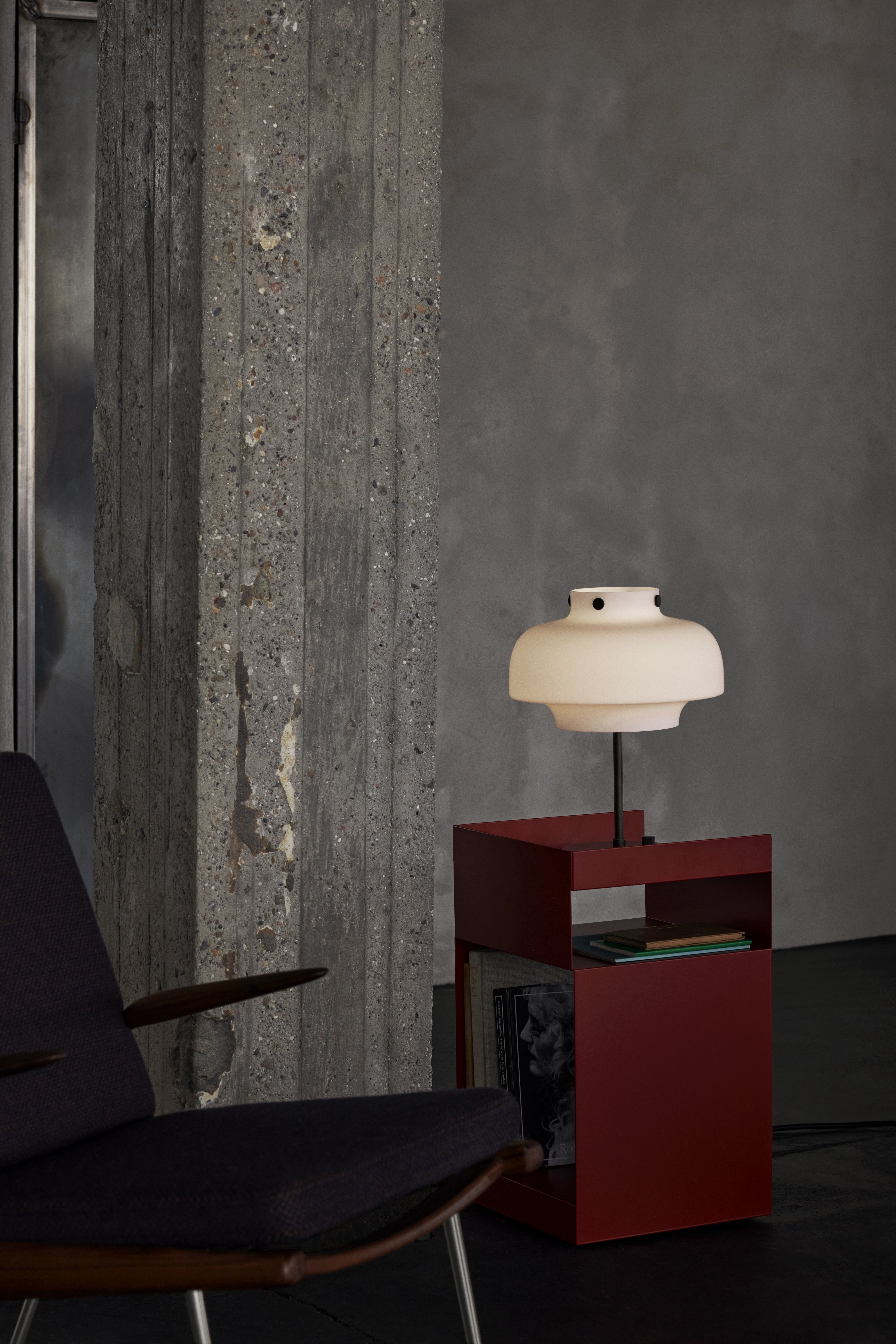 Lampa stołowa COPENHAGEN SC13 opalowy klosz z brązowioną mosiężną podstawą