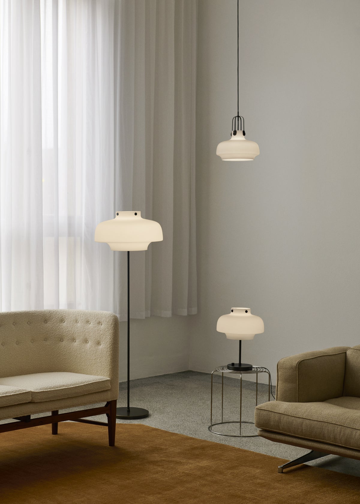 Lampa podłogowa COPENHAGEN SC14 opalowy klosz z brązowioną mosiężną podstawą