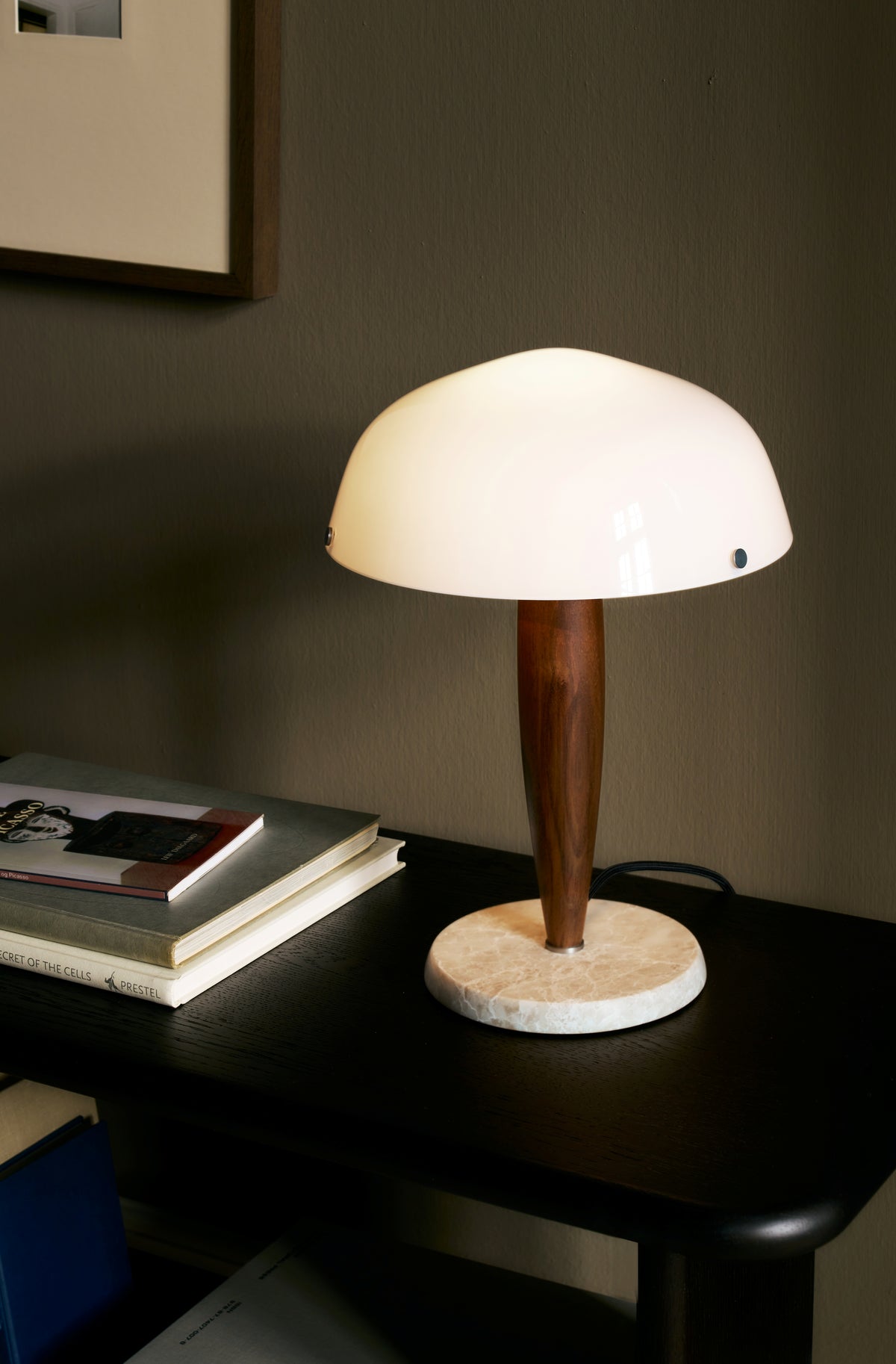 Lampa stołowa HERMAN SHY3 opalowe szkło z orzechowym drewnem i kremową marmurową podstawą