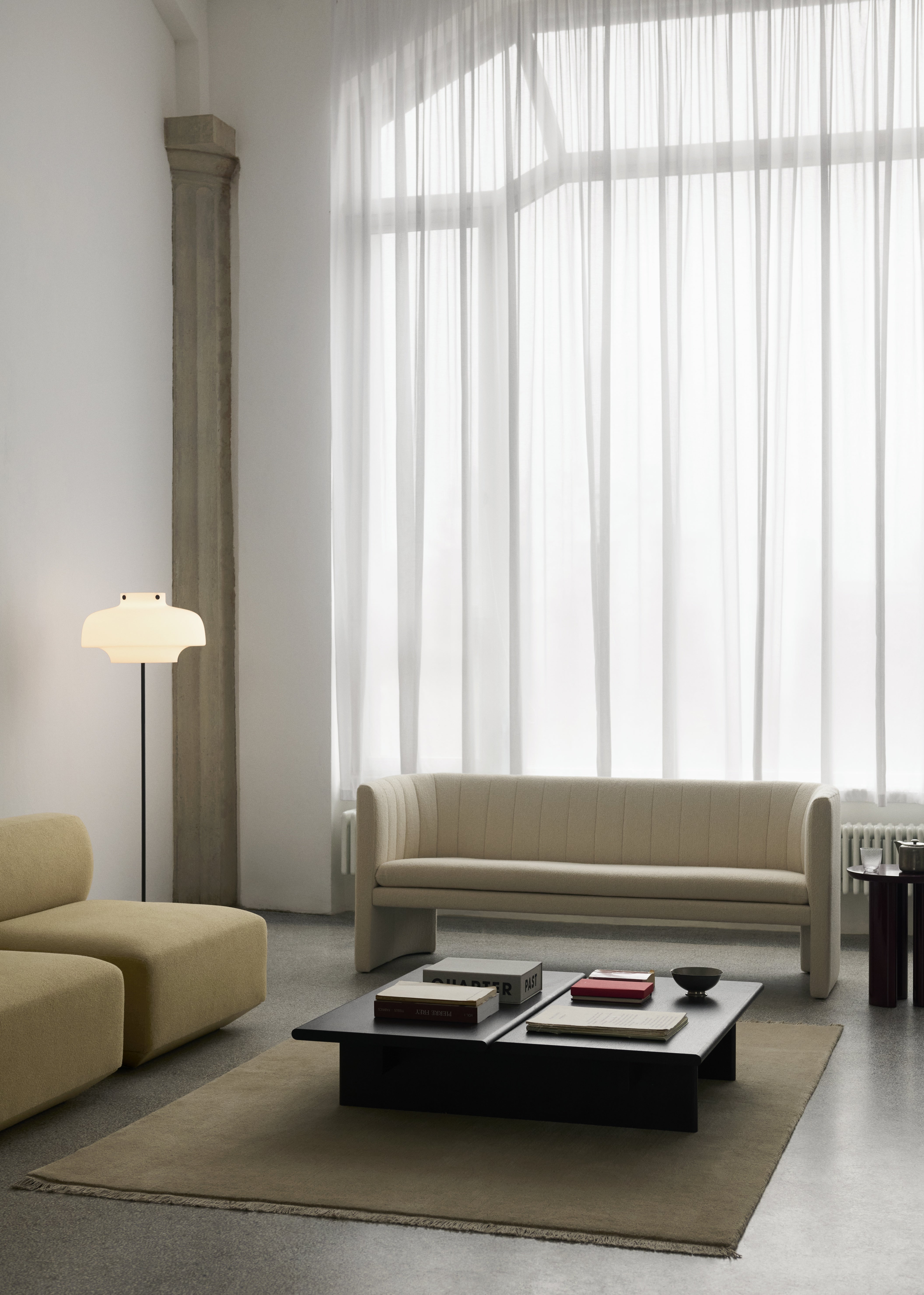 Lampa podłogowa COPENHAGEN SC14 opalowy klosz z brązowioną mosiężną podstawą