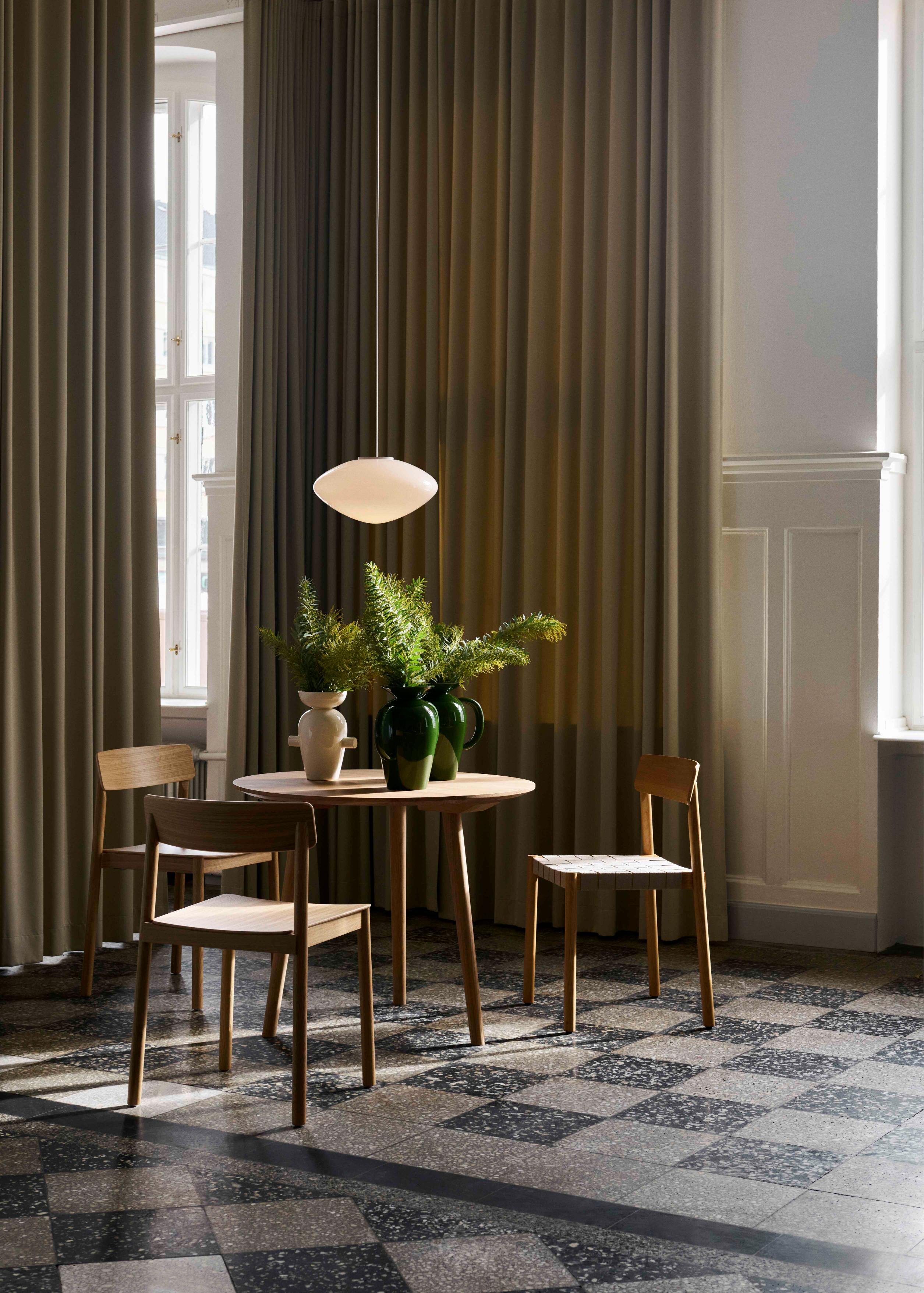 Stolik boczny IN BETWEEN dymiony olejowany dąb