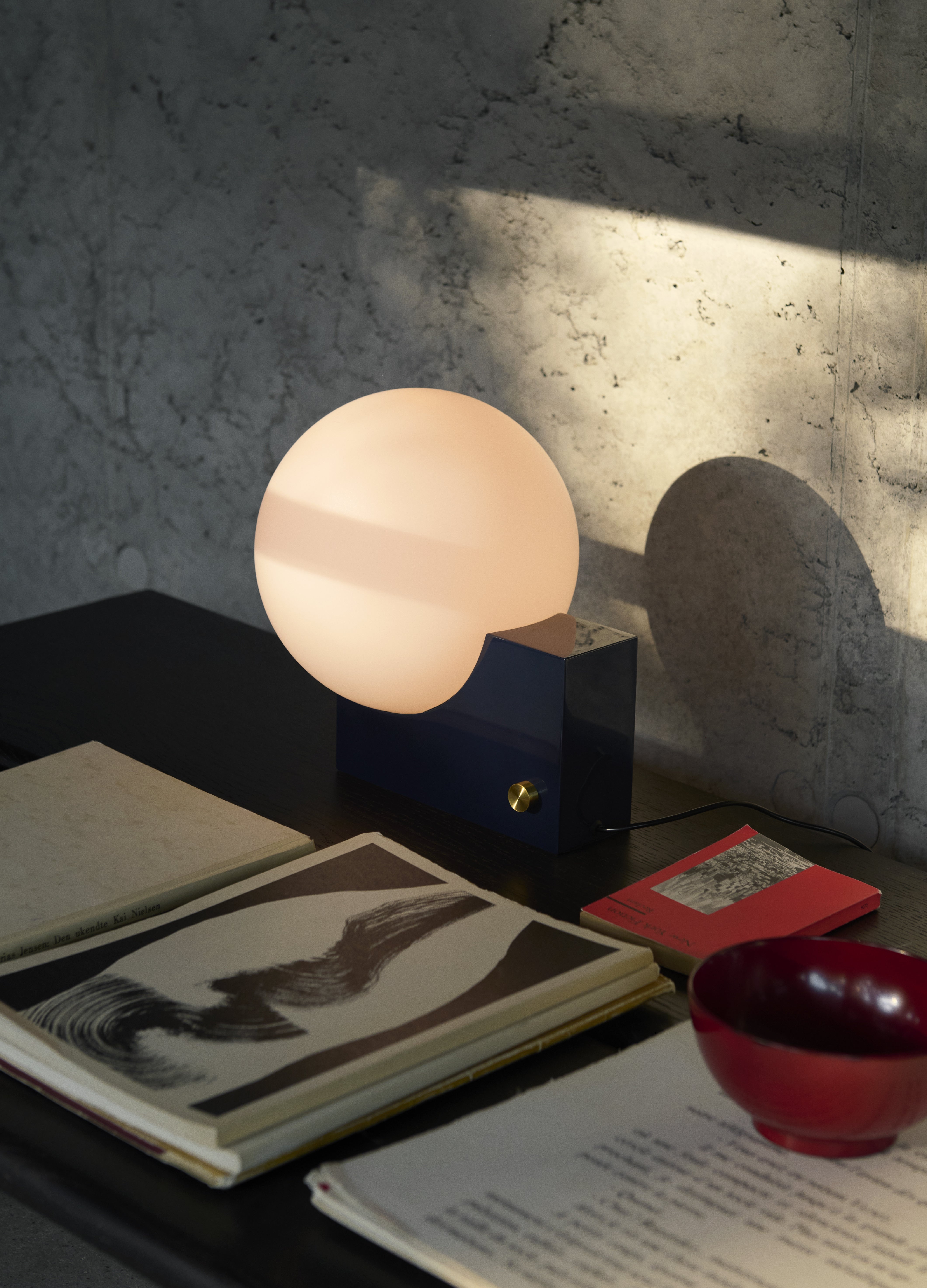 Lampa stołowa JOURNEY SH1 mleczny klosz z czarną podstawą