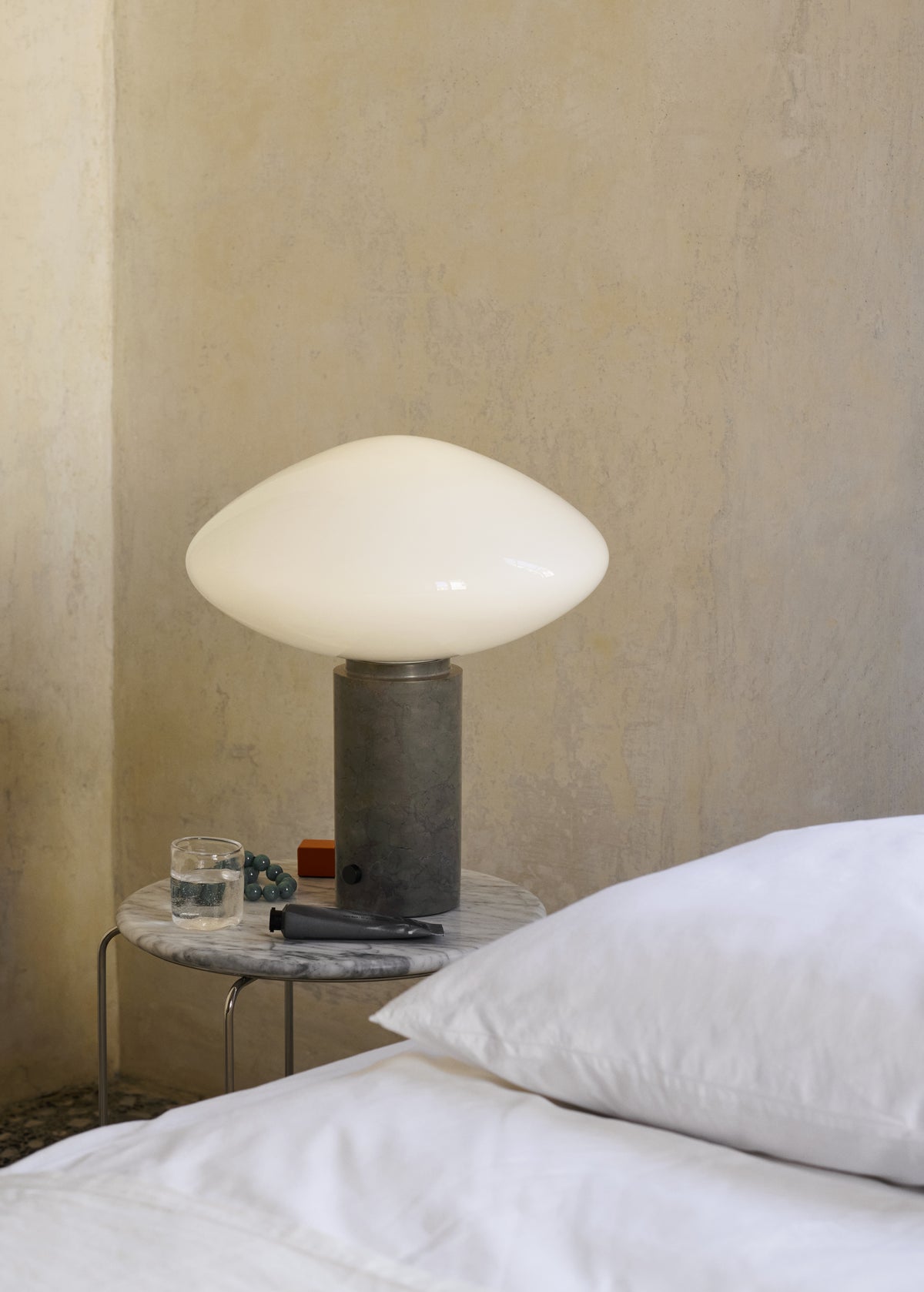 Lampa stołowa MIST AP17 szklany klosz z szarą marmurową podstawą