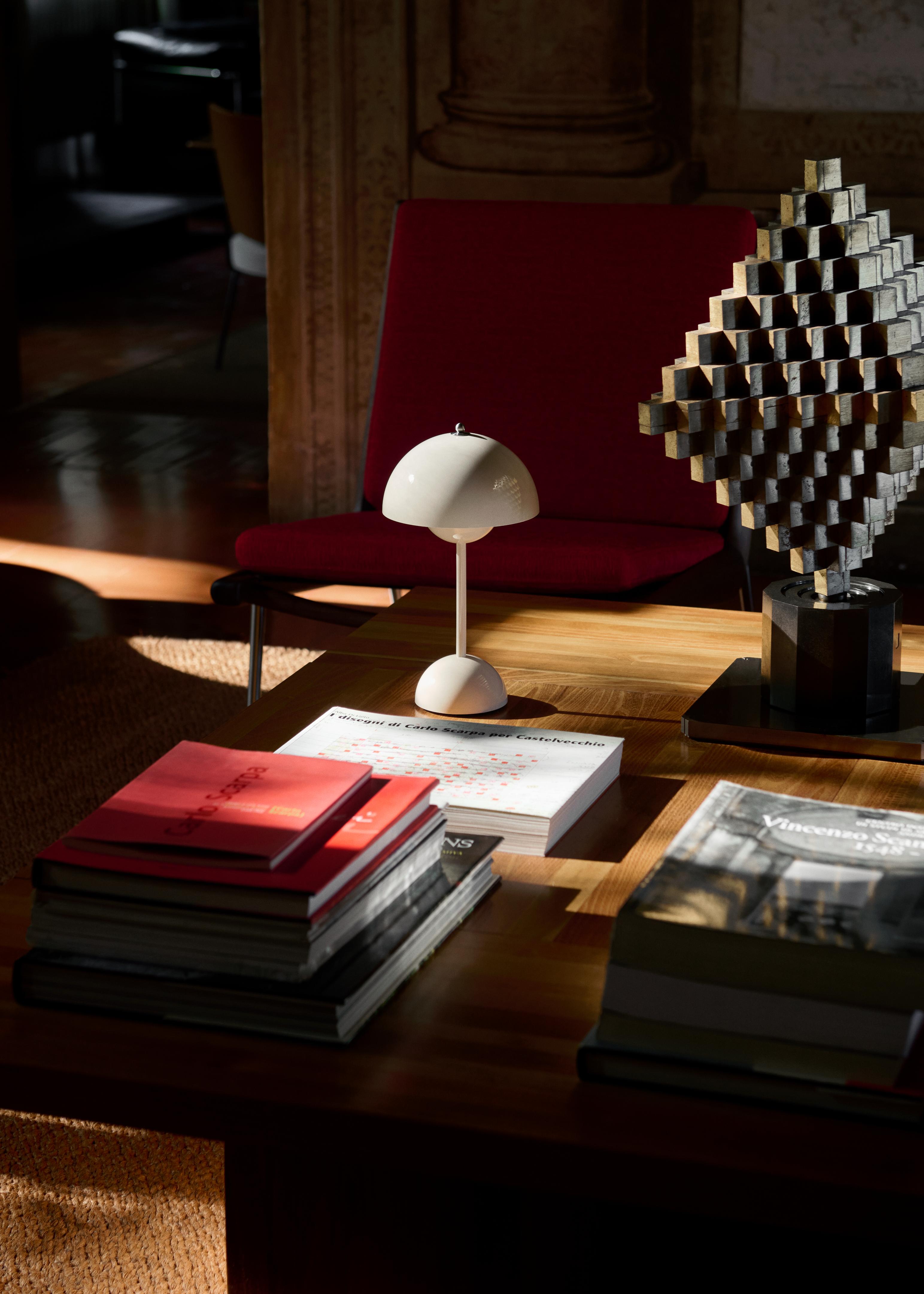 Lampa przenośna FLOWERPOT VP9 kość słoniowa