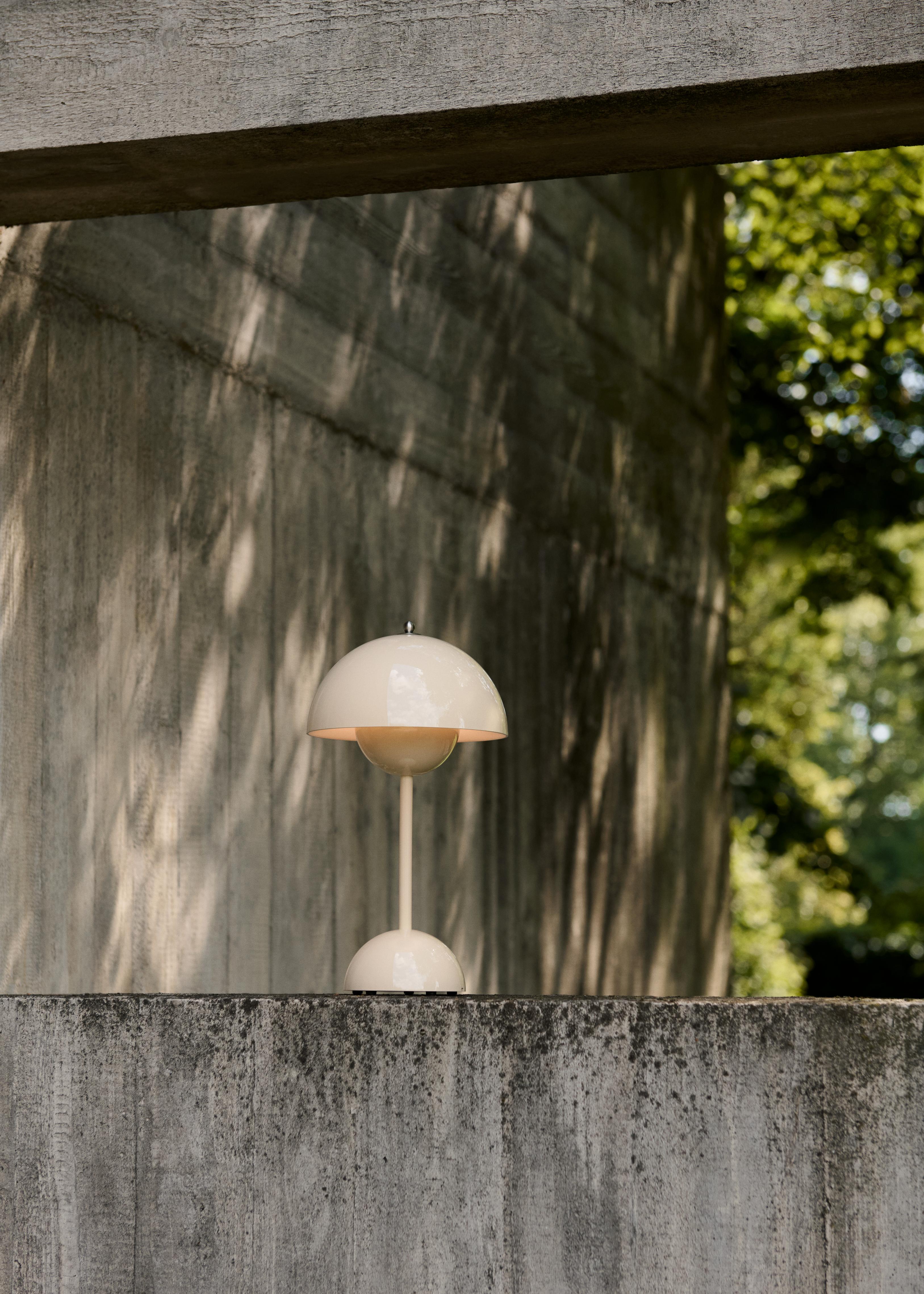 Lampa przenośna FLOWERPOT VP9 kość słoniowa