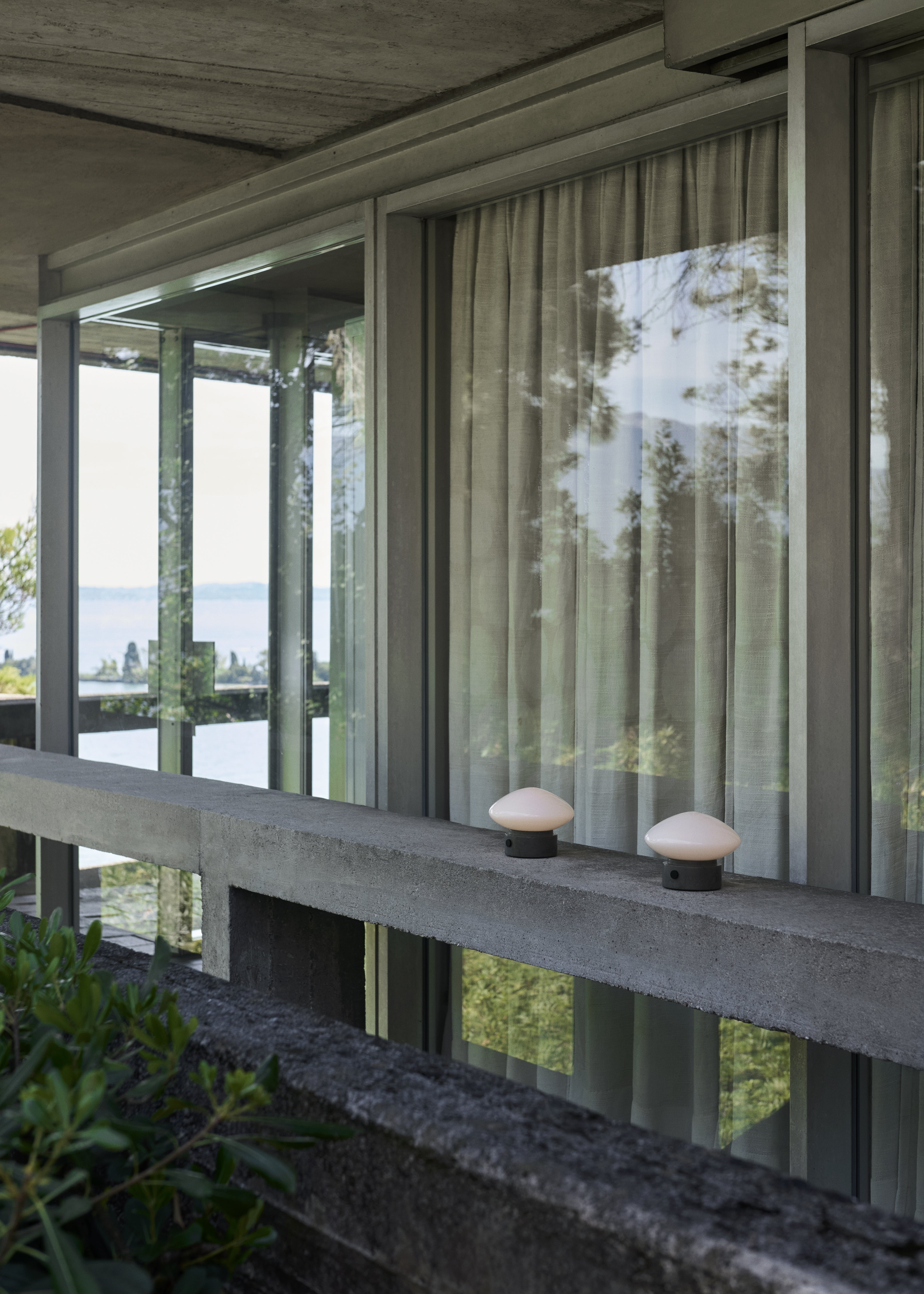 Lampa przenośna MIST AP21 szklany klosz z szarą marmurową podstawą