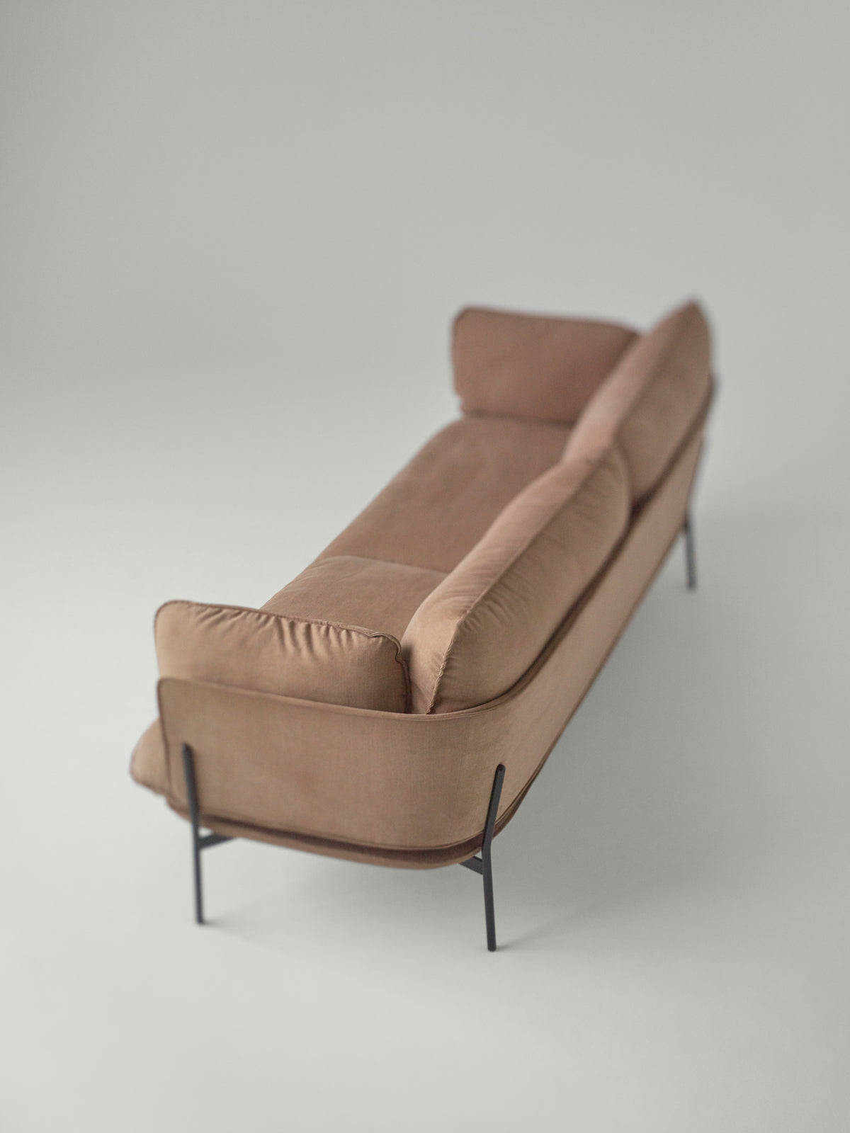 Sofa 3-osobowa CLOUD LN3.2 tapicerowana z czarną podstawą