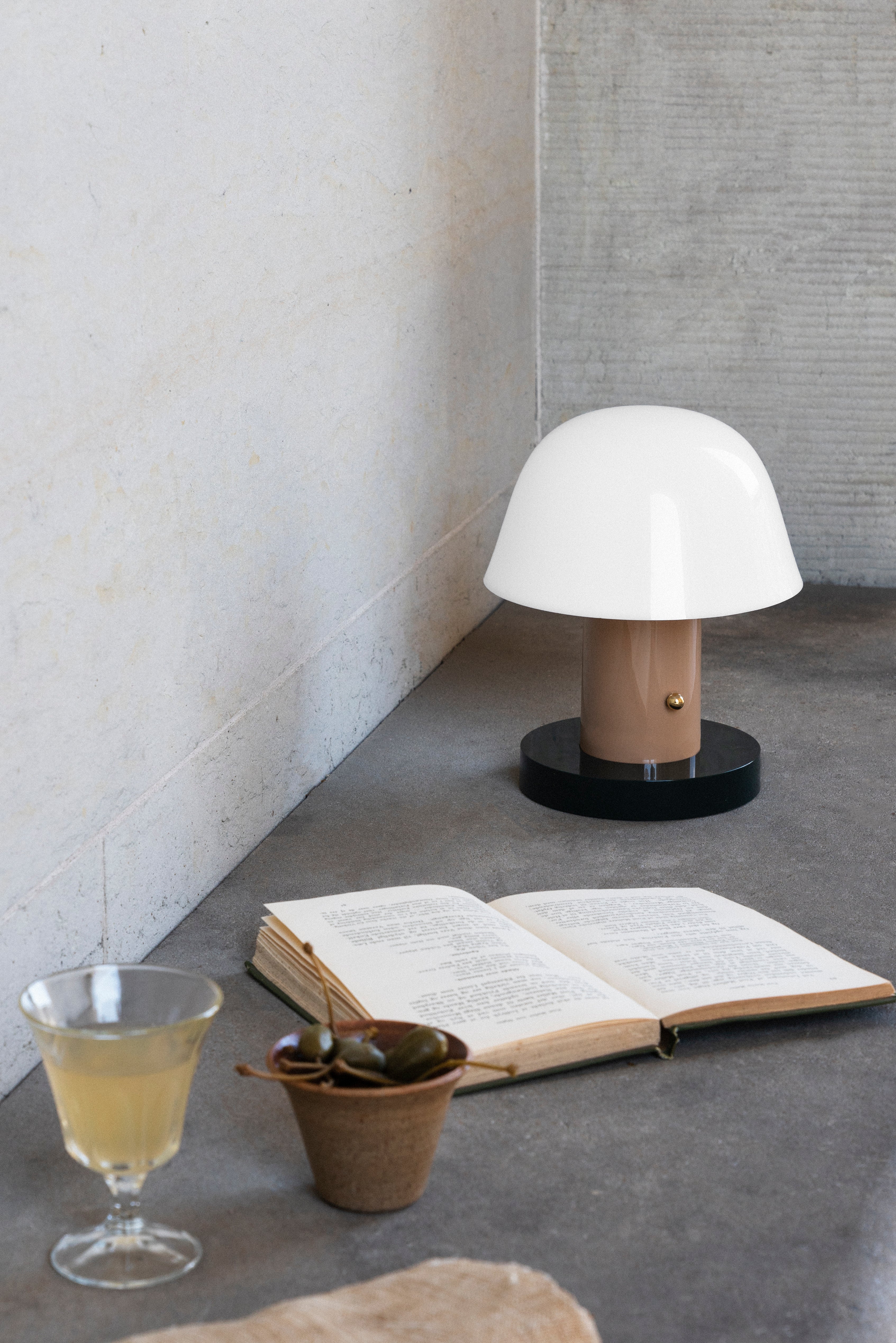 Lampa przenośna SETAGO JH27 kremowy klosz z beżowo-zieloną podstawą