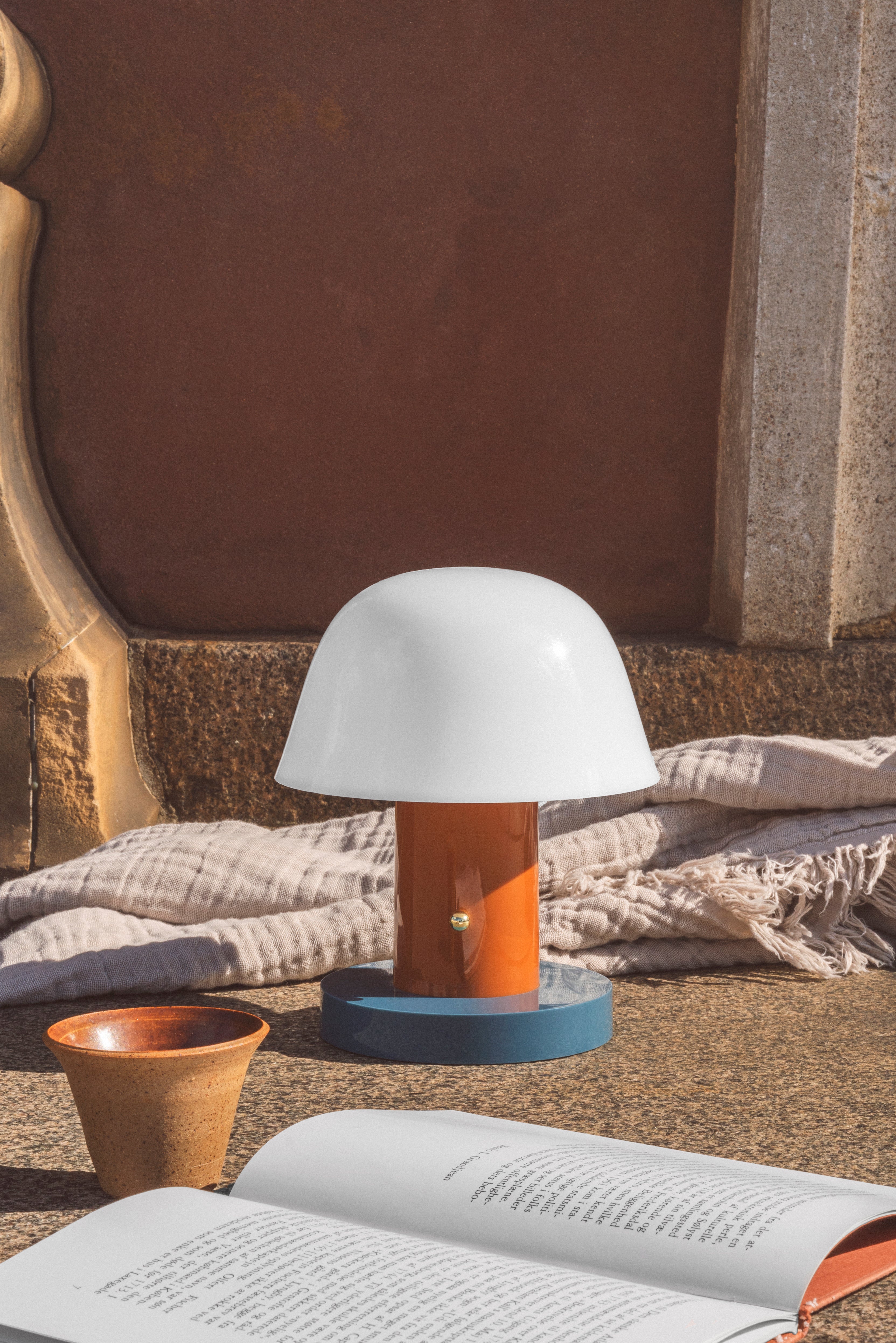 Lampa przenośna SETAGO JH27 kremowy klosz z pomarańczowo-niebieską podstawą