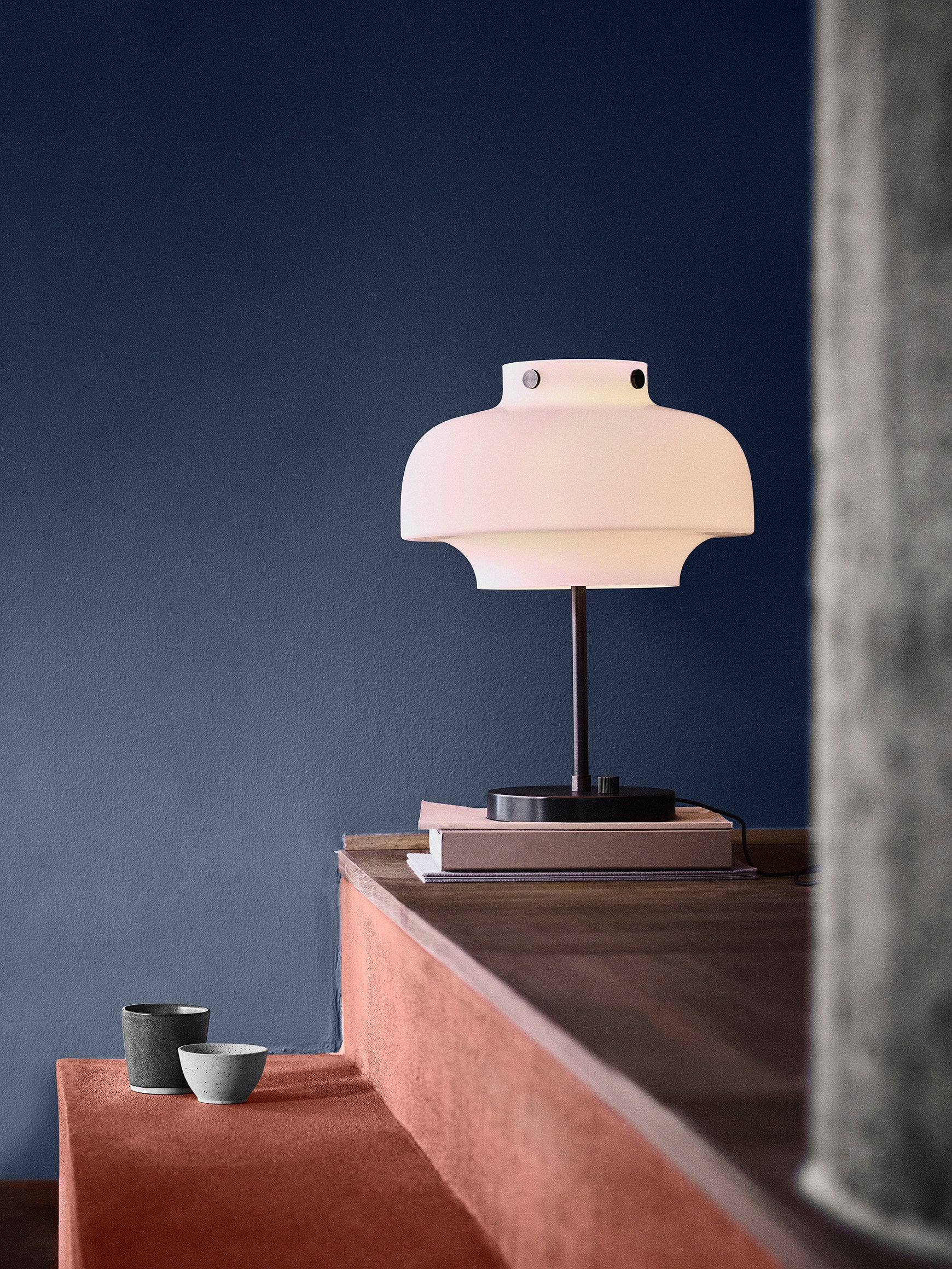 Lampa stołowa COPENHAGEN SC13 opalowy klosz z brązowioną mosiężną podstawą