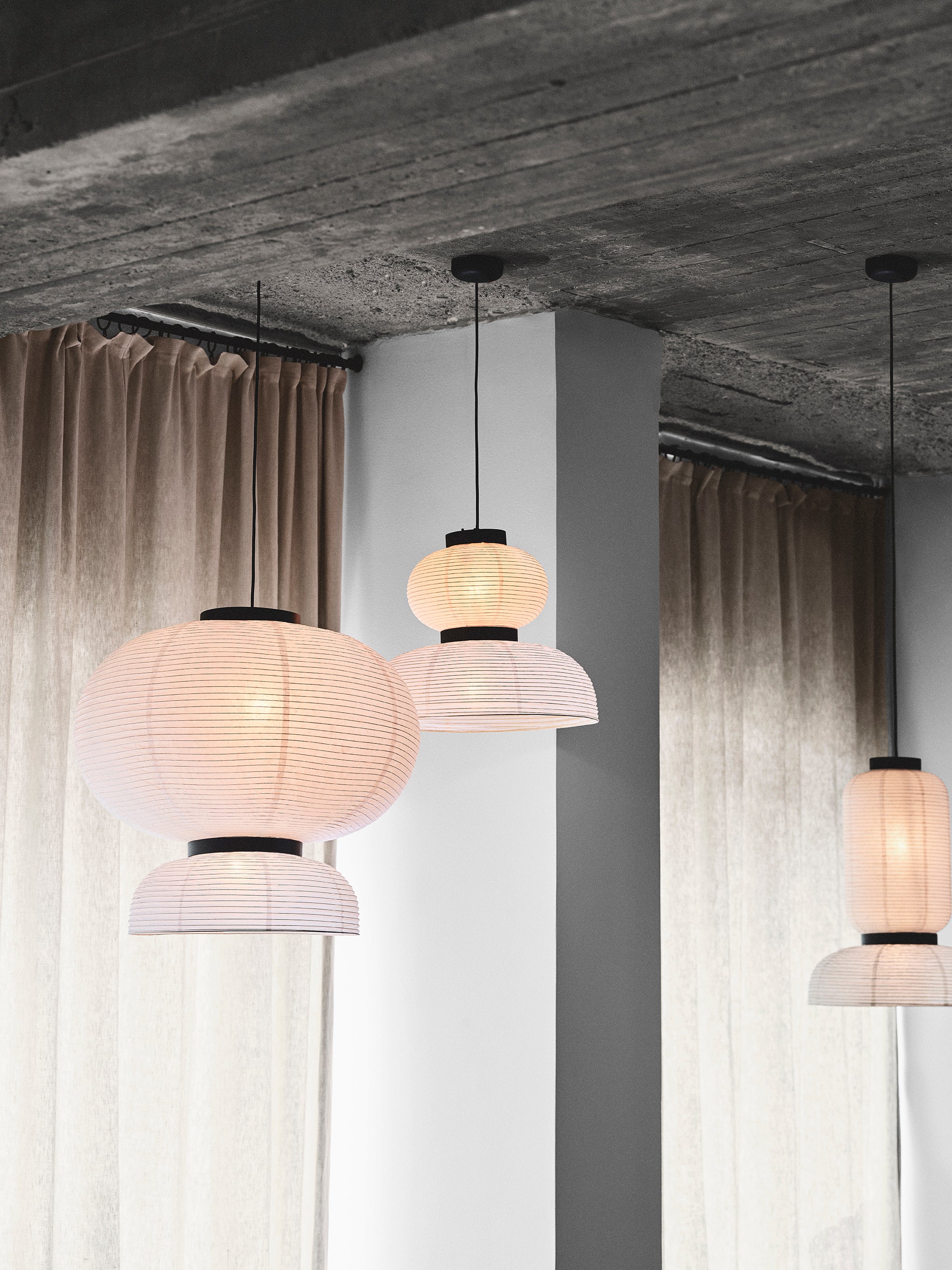 Lampa wisząca FORMAKAMI JH4 biały papierowy klosz z czarnym dębowym wykończeniem