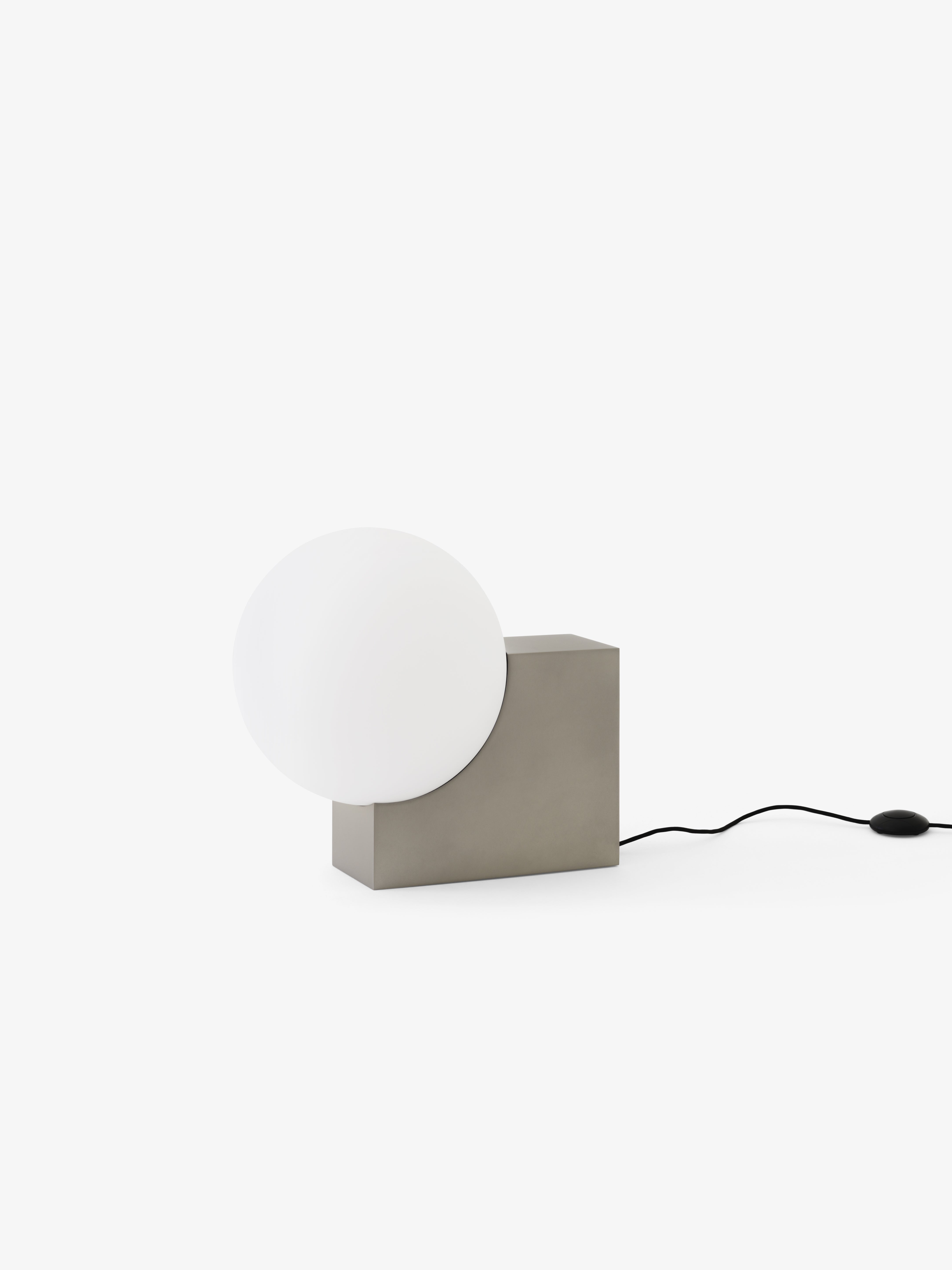 Lampa podłogowa JOURNEY SH4 szklany klosz ze szczotkowaną stalową podstawą