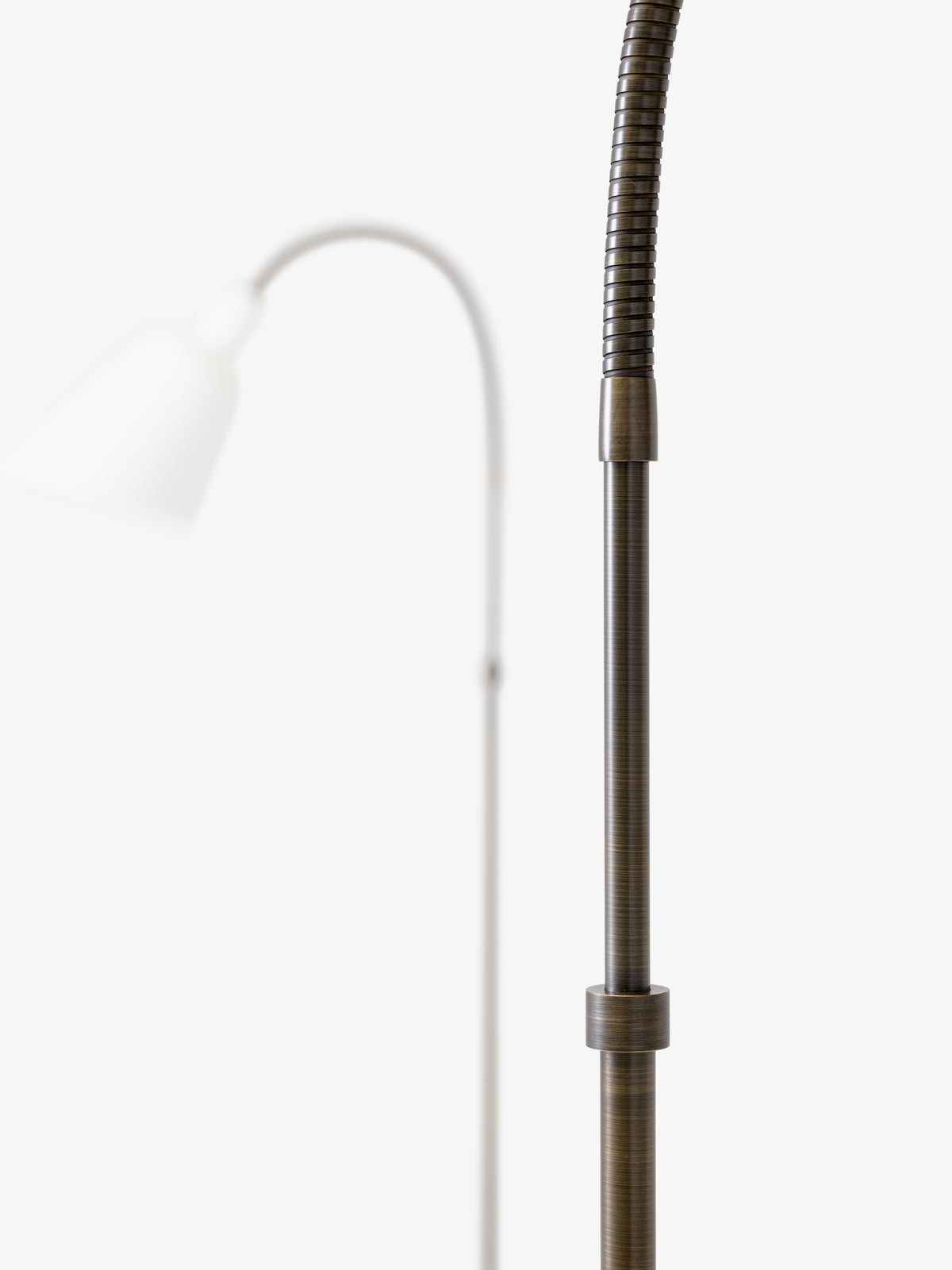 Lampa podłogowa BELLEVUE AJ7 biały z brązowioną mosiężną podstawą