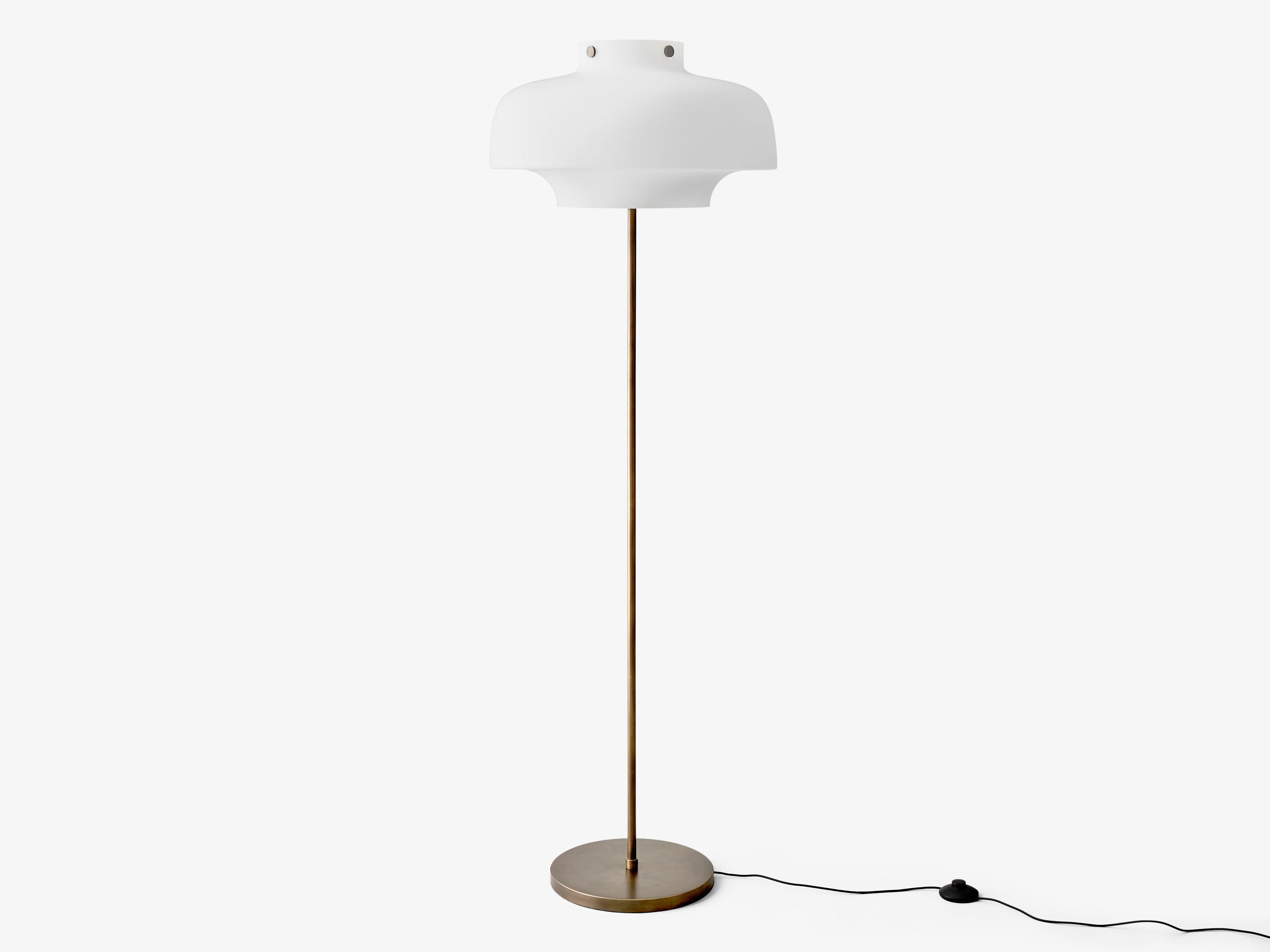 Lampa podłogowa COPENHAGEN SC14 opalowy klosz z brązowioną mosiężną podstawą