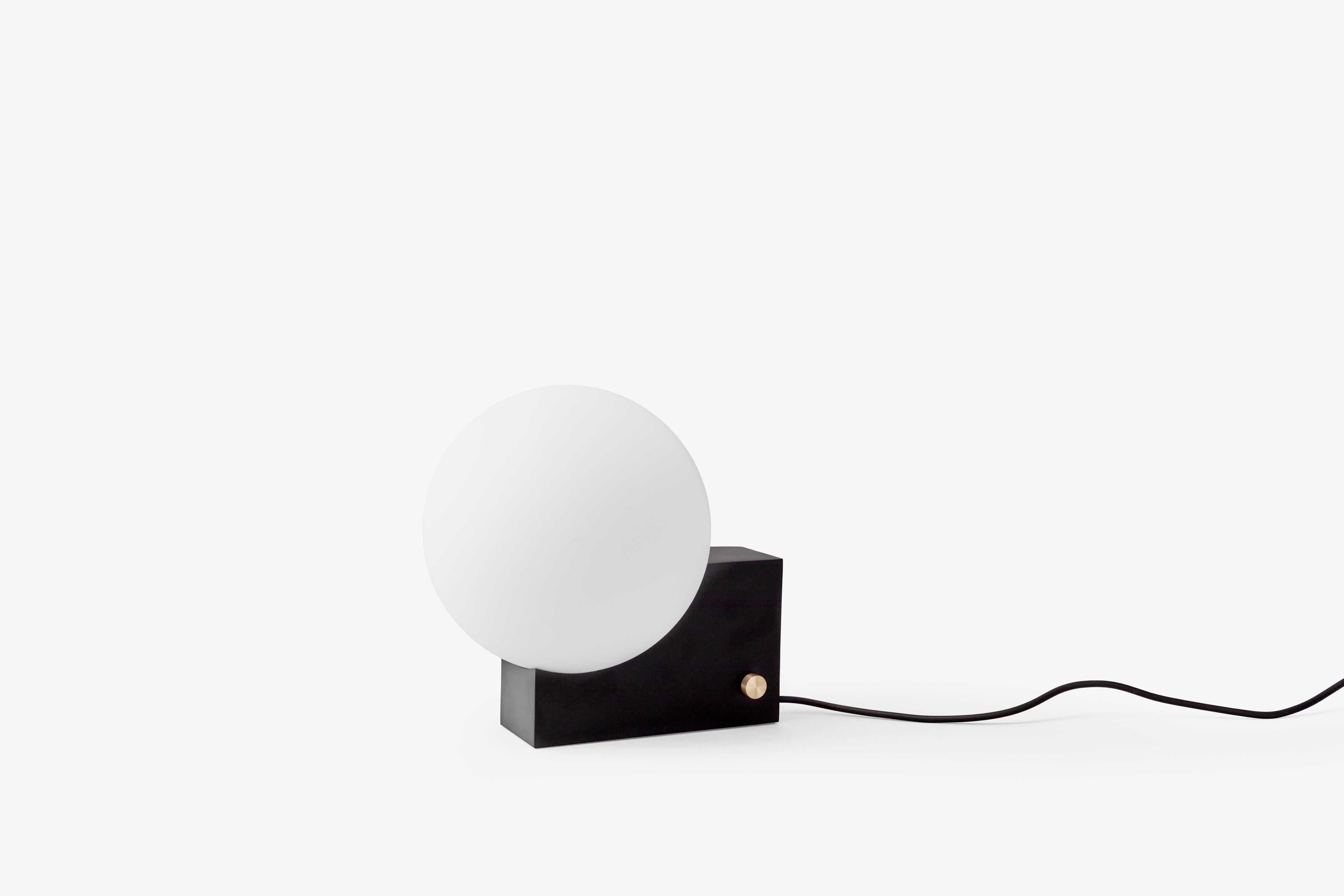 Lampa stołowa JOURNEY SH1 mleczny klosz z czarną podstawą