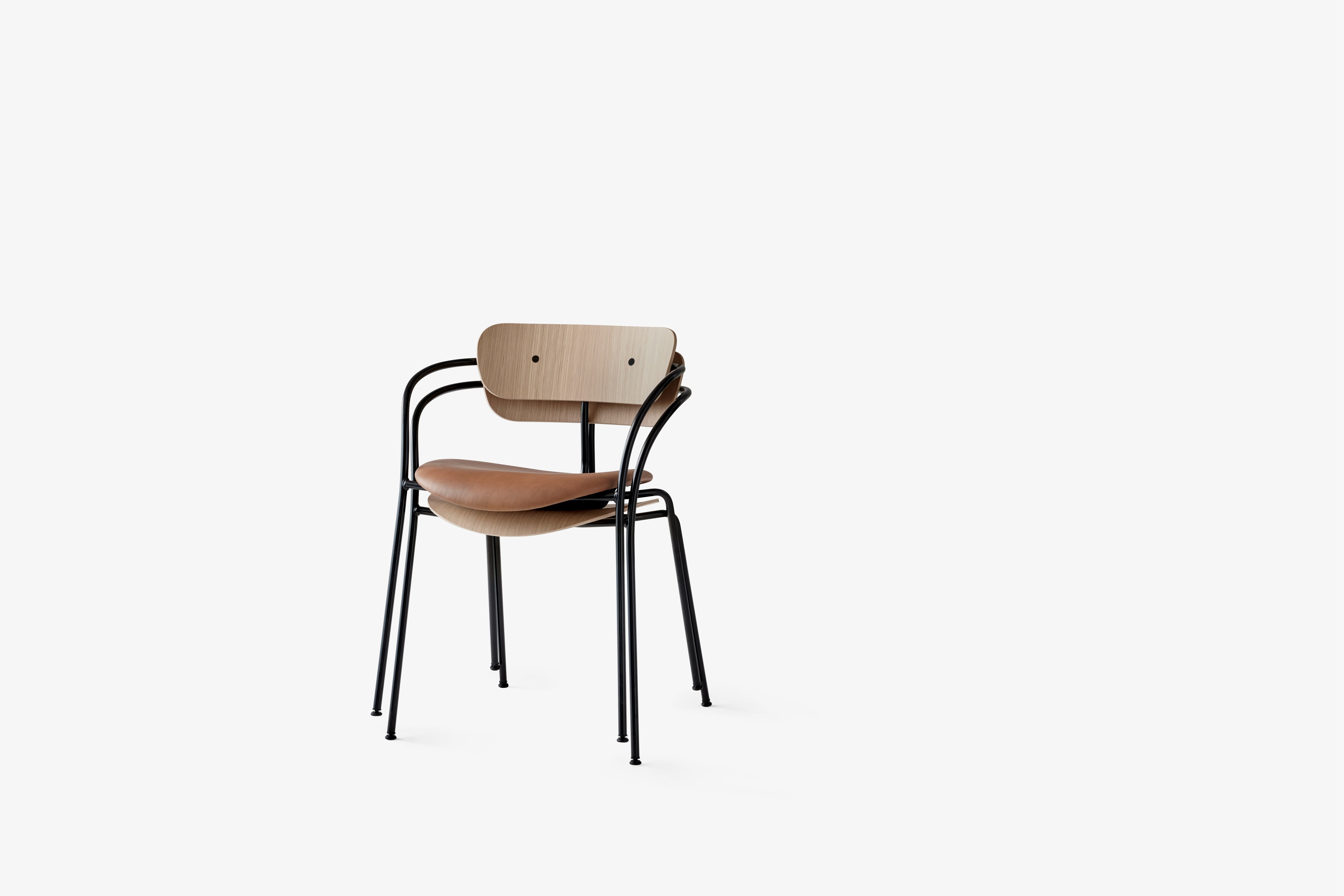 Krzesło z podłokietnikami PAVILION AV2 lakierowany dąb z czarną podstawą