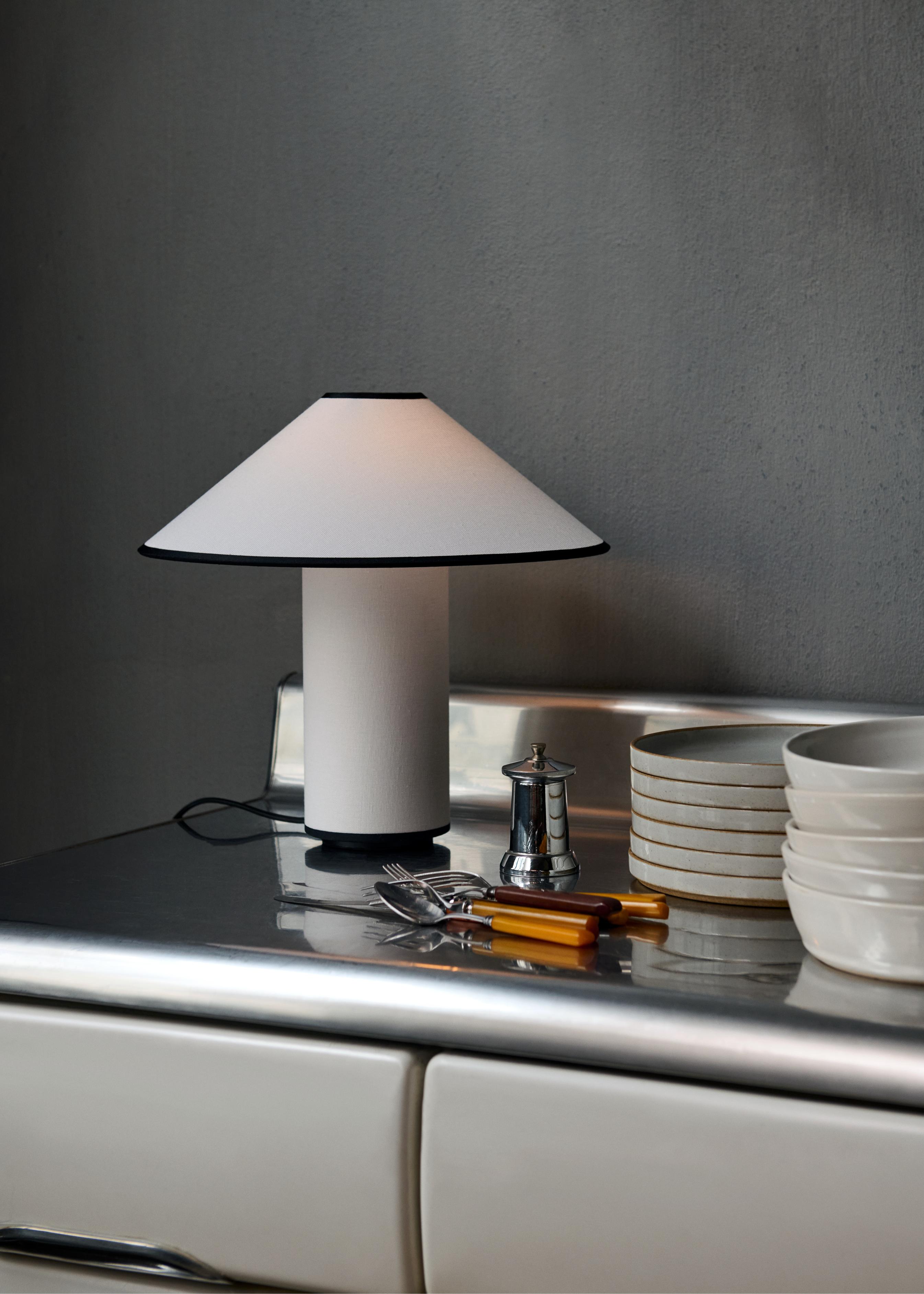 Tischlampe COLETTE ATD6 in Weiß mit schwarzem Finish