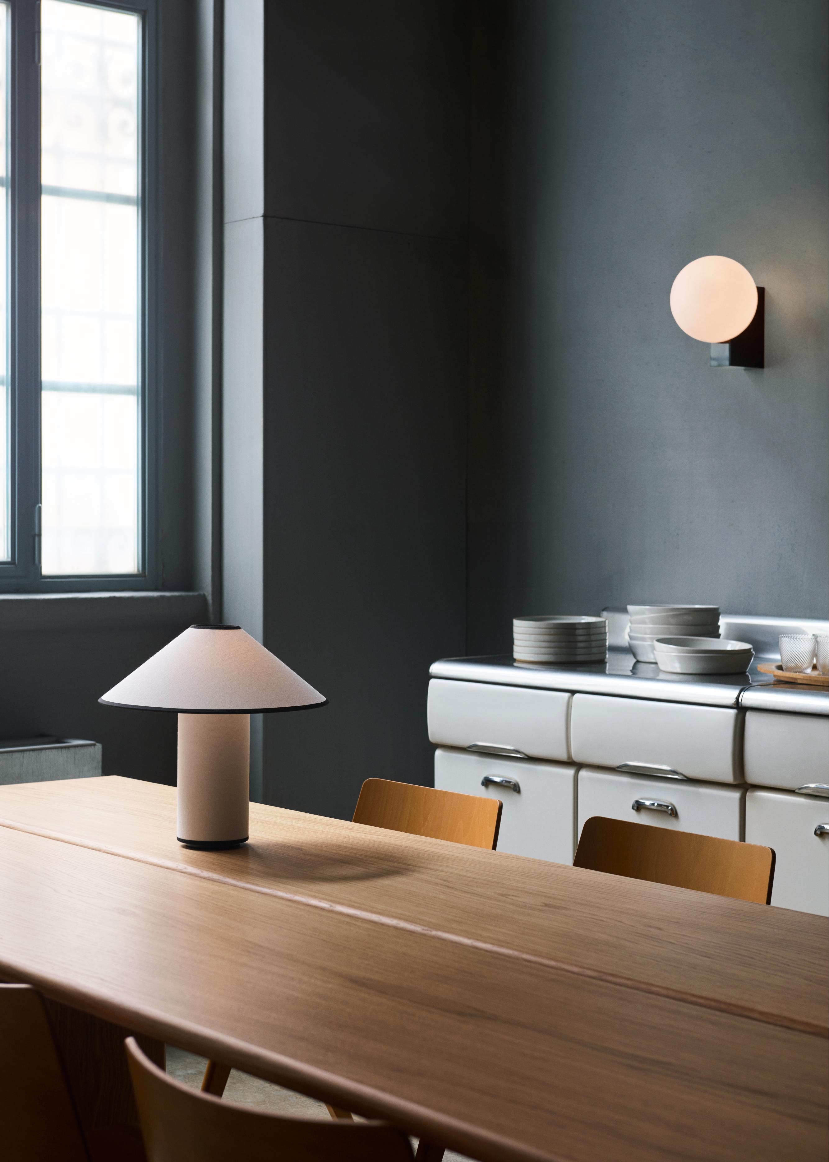 Tischlampe COLETTE ATD6 in Weiß mit schwarzem Finish