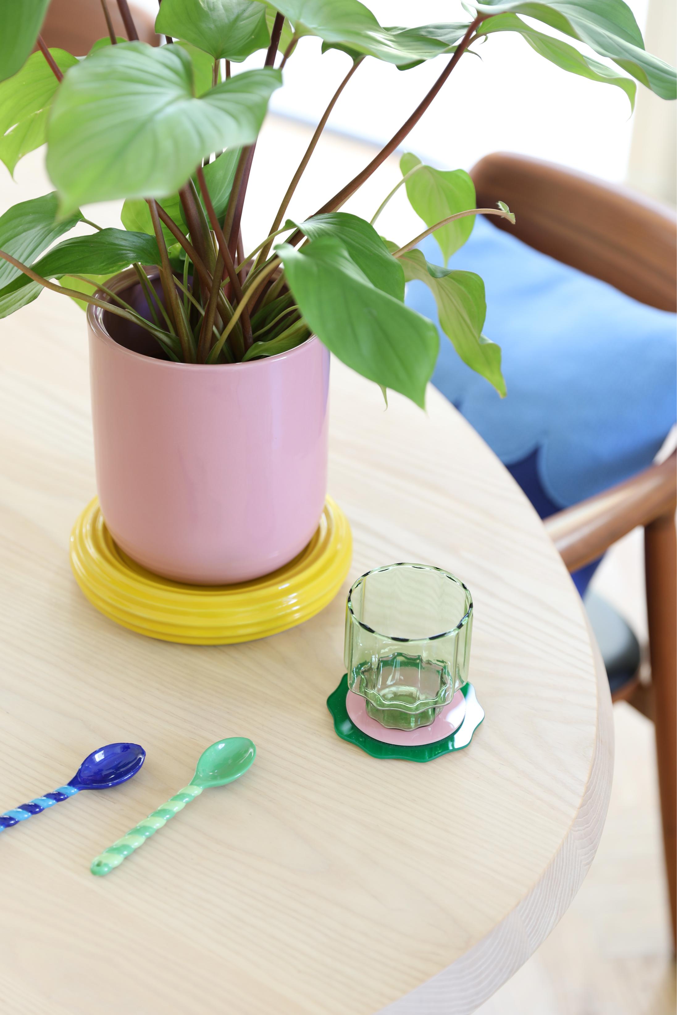 Doniczka CHURROS różowy z żółtą podstawką