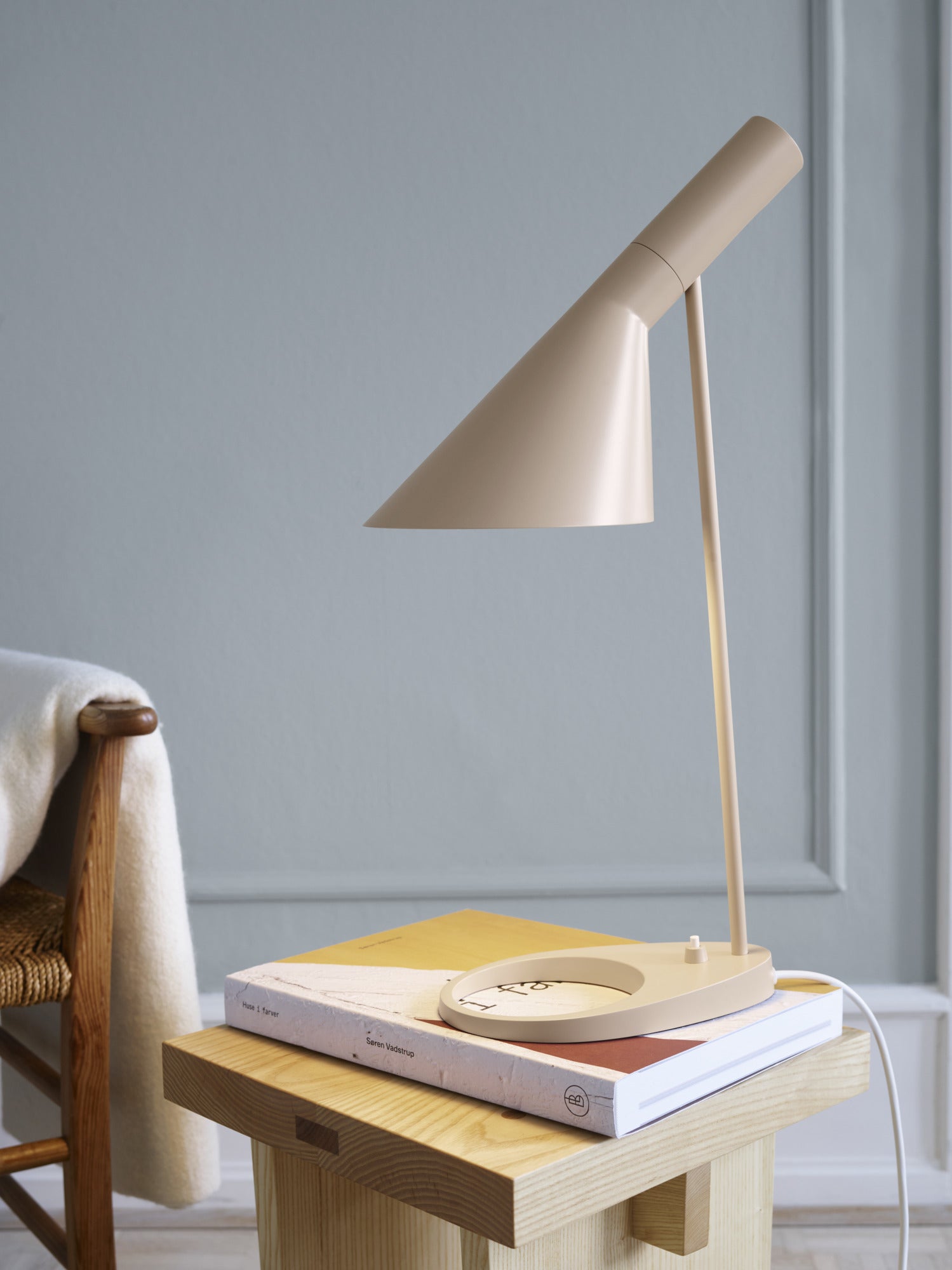 Lampa stołowa AJ ciepły piaskowy
