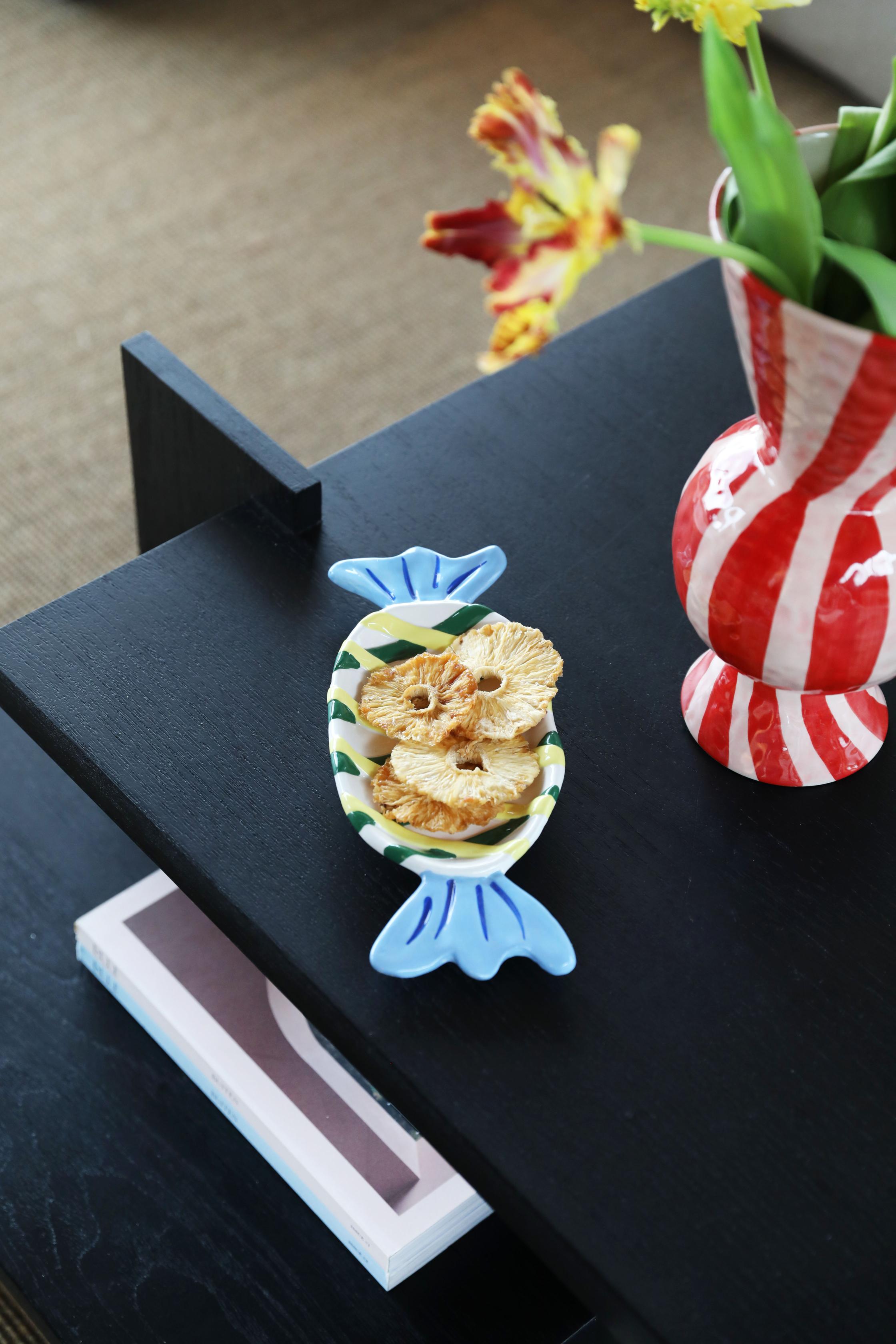 Weißes GOODY Servierbrett mit Gelb und Blau